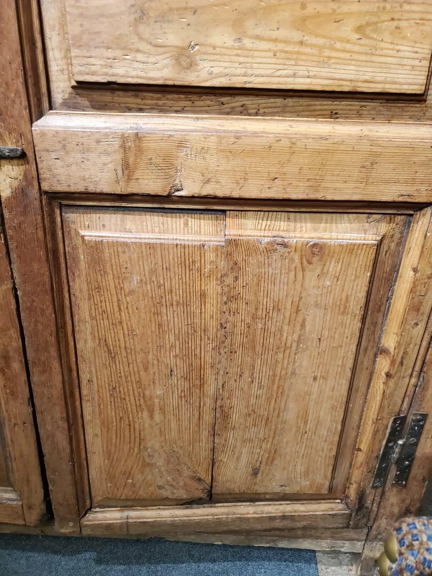 Small Late 18th-Century Southern Irish Pine Cabinet Metal en venta