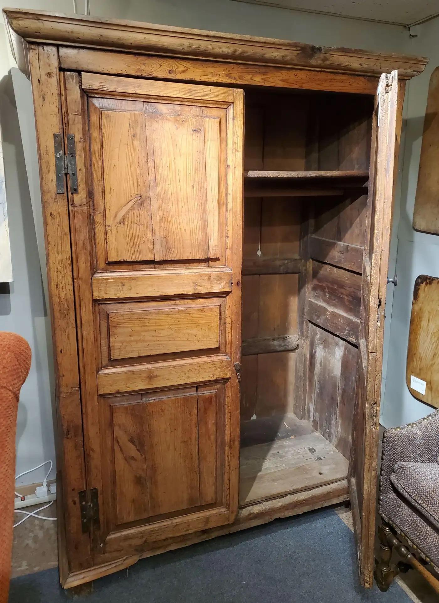 Small Late 18th-Century Southern Irish Pine Cabinet en venta 1