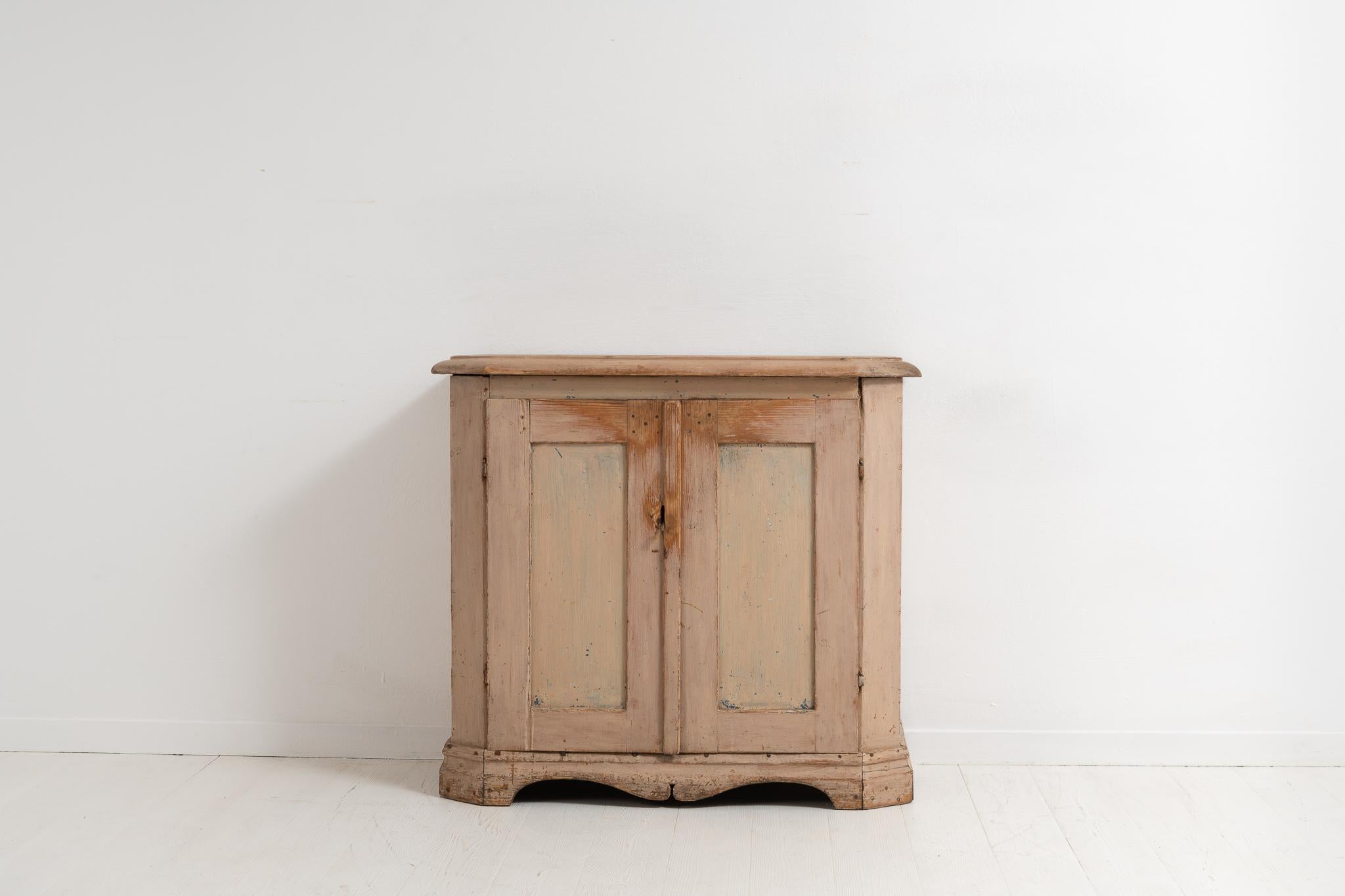 Small Late 18th Century Swedish Pine Country Folk Art Sideboard In Good Condition For Sale In Kramfors, SE