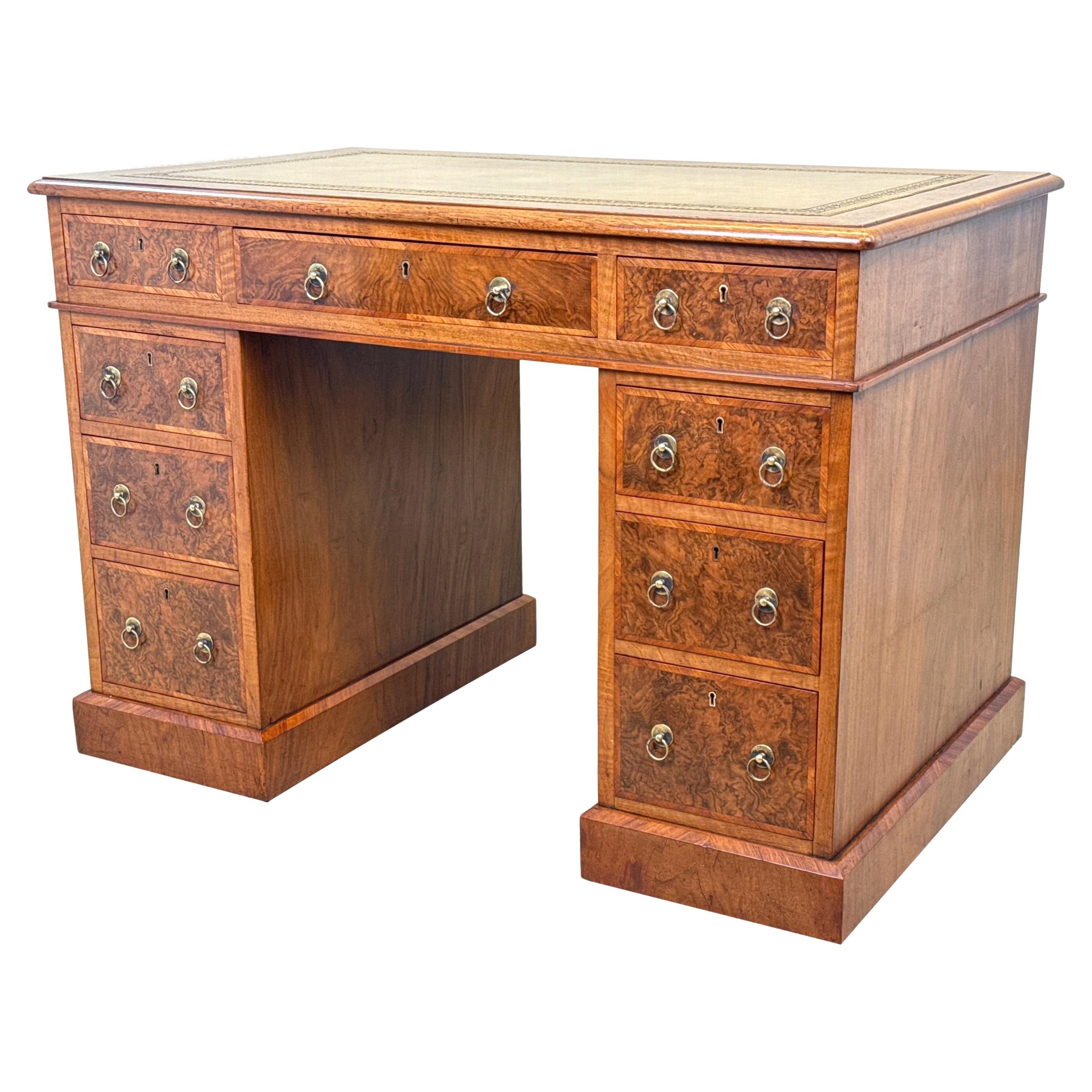 Petit bureau à piédestal en ronce de noyer de la fin du XIXe siècle