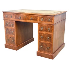Petit bureau à piédestal en ronce de noyer de la fin du XIXe siècle