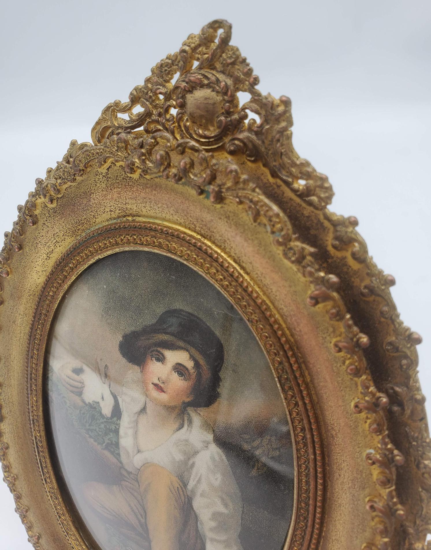 Inconnu Petite peinture sur soie de la fin du XIXe siècle représentant un garçon et un lapin dans un cadre ovale en vente