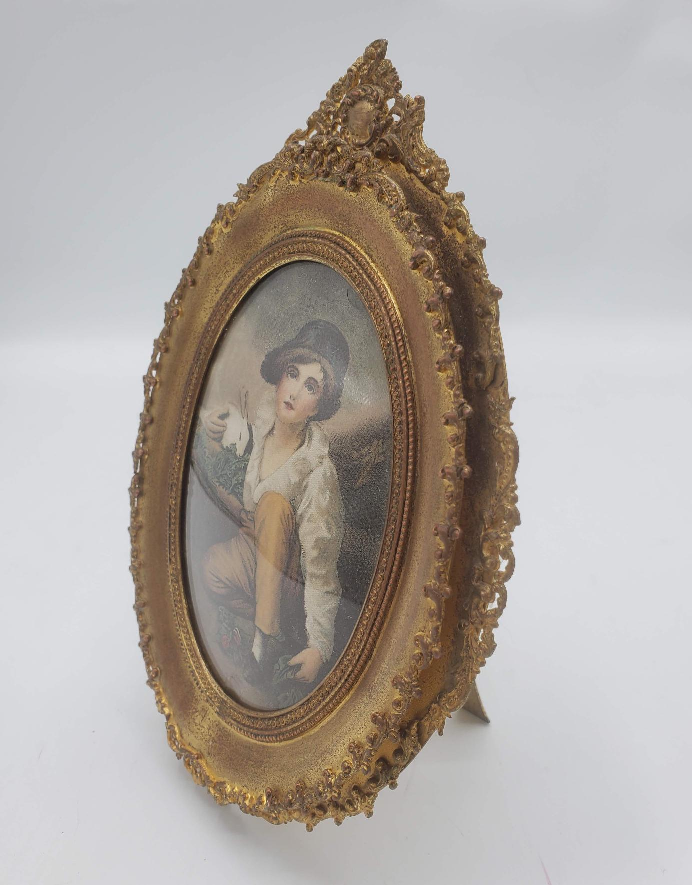 Soie Petite peinture sur soie de la fin du XIXe siècle représentant un garçon et un lapin dans un cadre ovale en vente