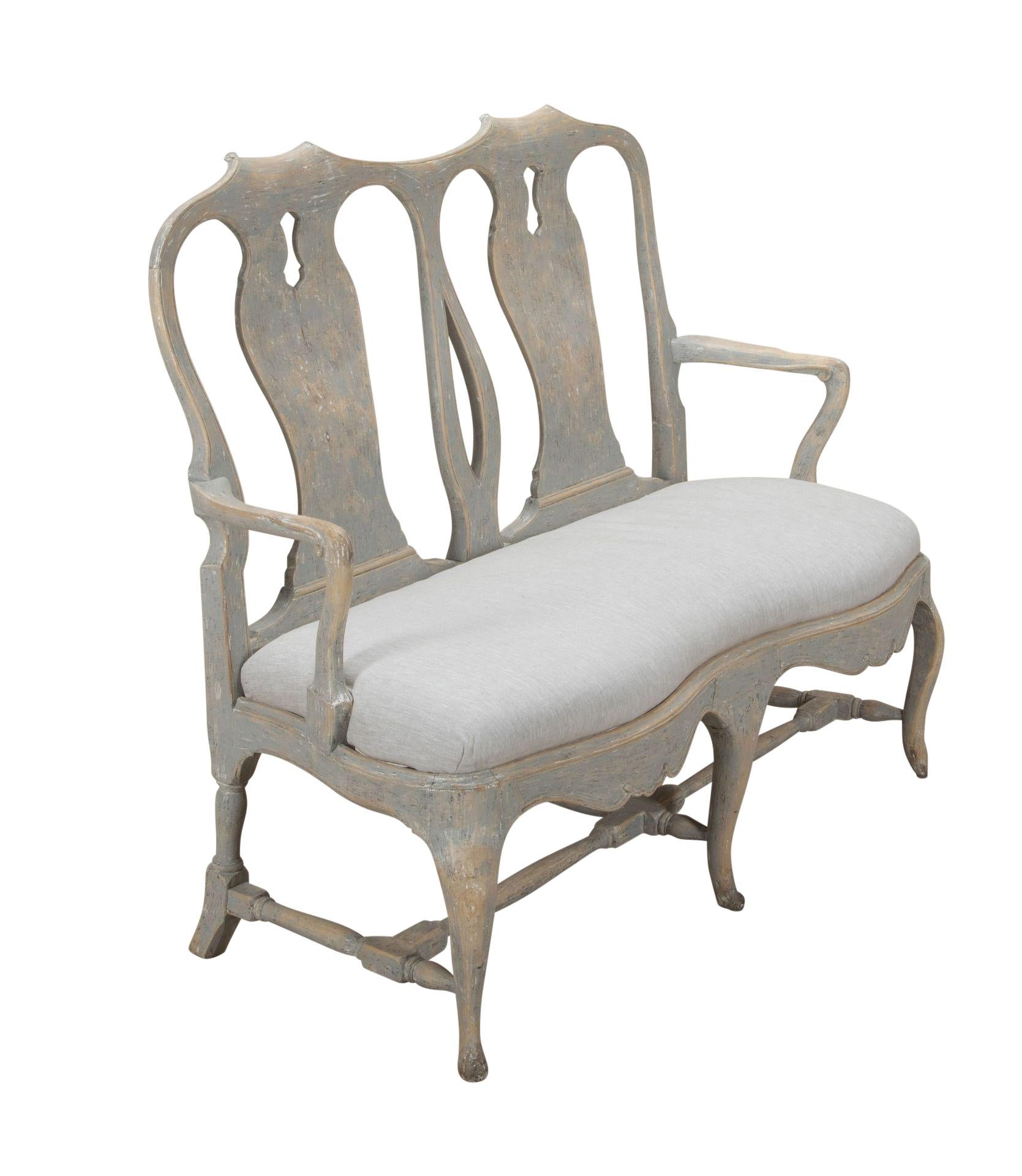 Petit canapé suédois de style rococo de la fin du XIXe siècle. 
Sculpture décorative, repeinte en bleu tendre. Taille idéale pour les espaces difficiles à combler : bout de lit, alcôve ou palier.
