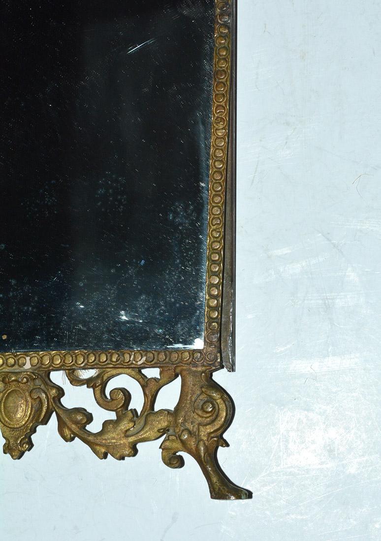 Kleiner spätviktorianischer Spiegel aus vergoldetem Metall (Gegossen) im Angebot