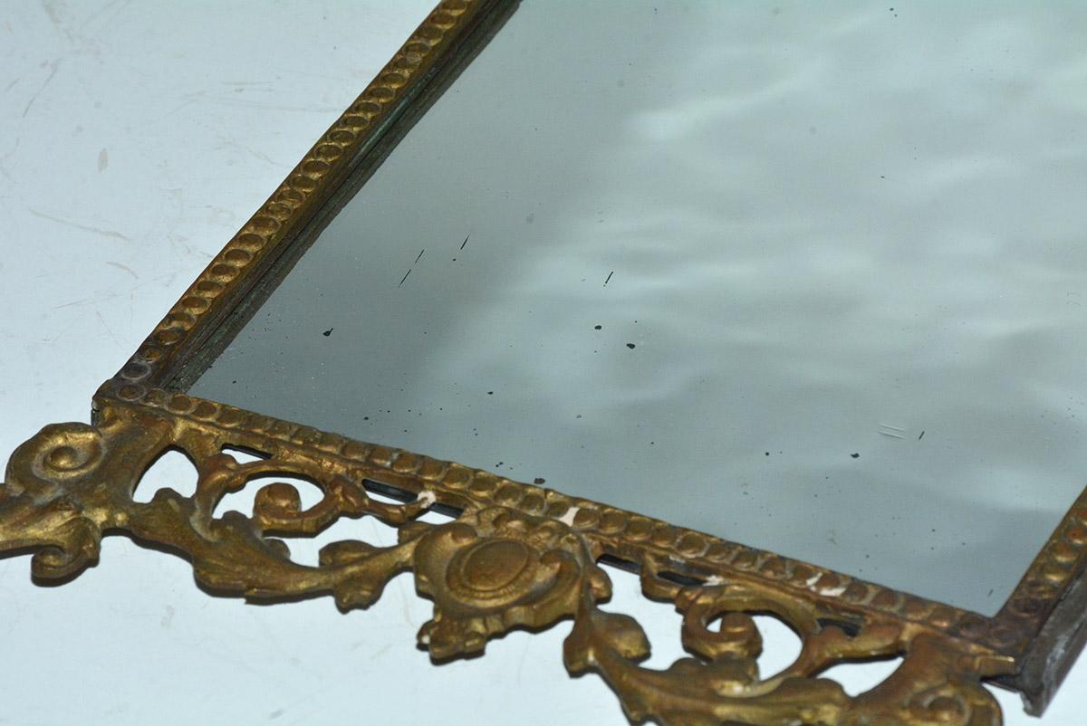 Kleiner spätviktorianischer Spiegel aus vergoldetem Metall (19. Jahrhundert) im Angebot