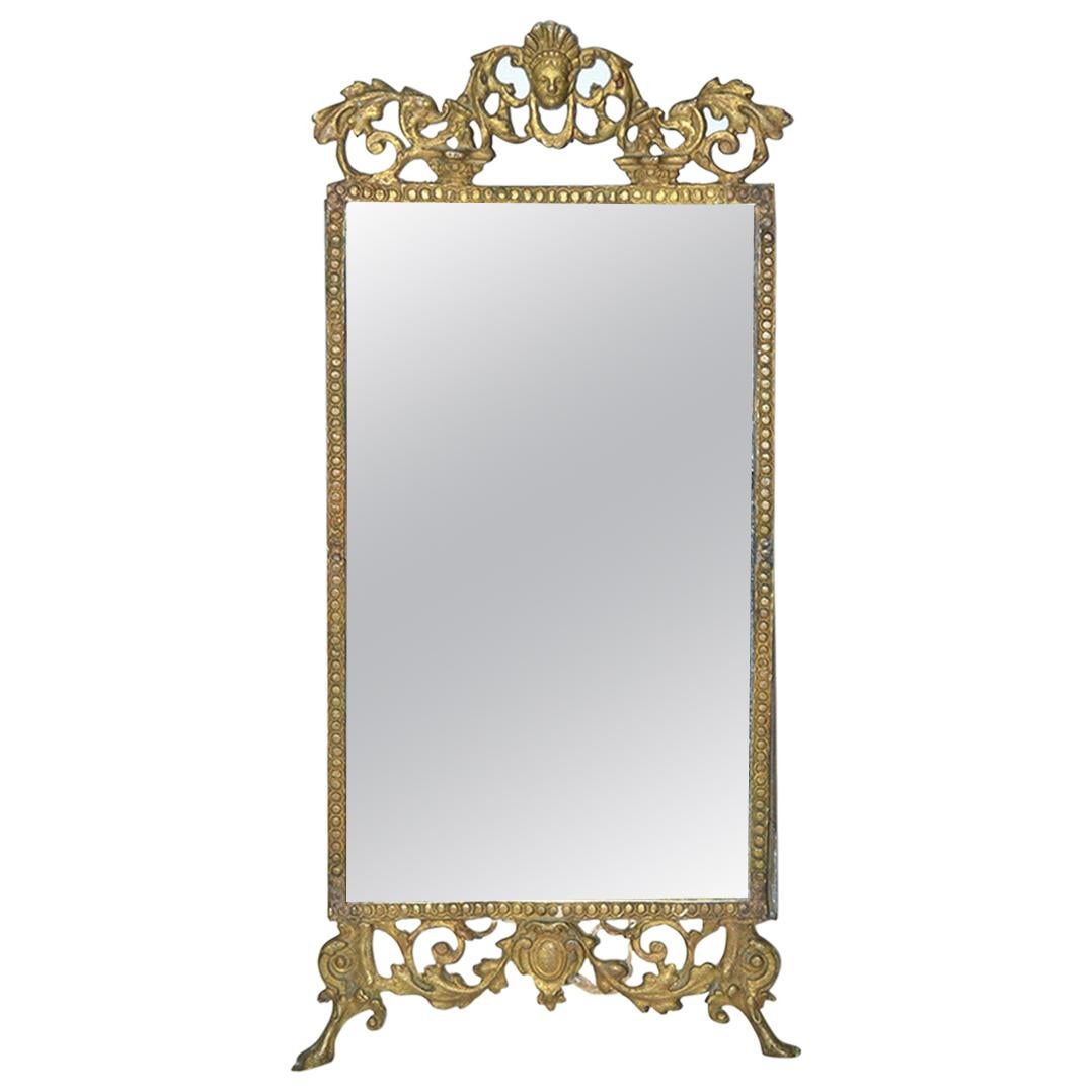 Petit miroir en métal moulé doré de la fin de l'époque victorienne en vente