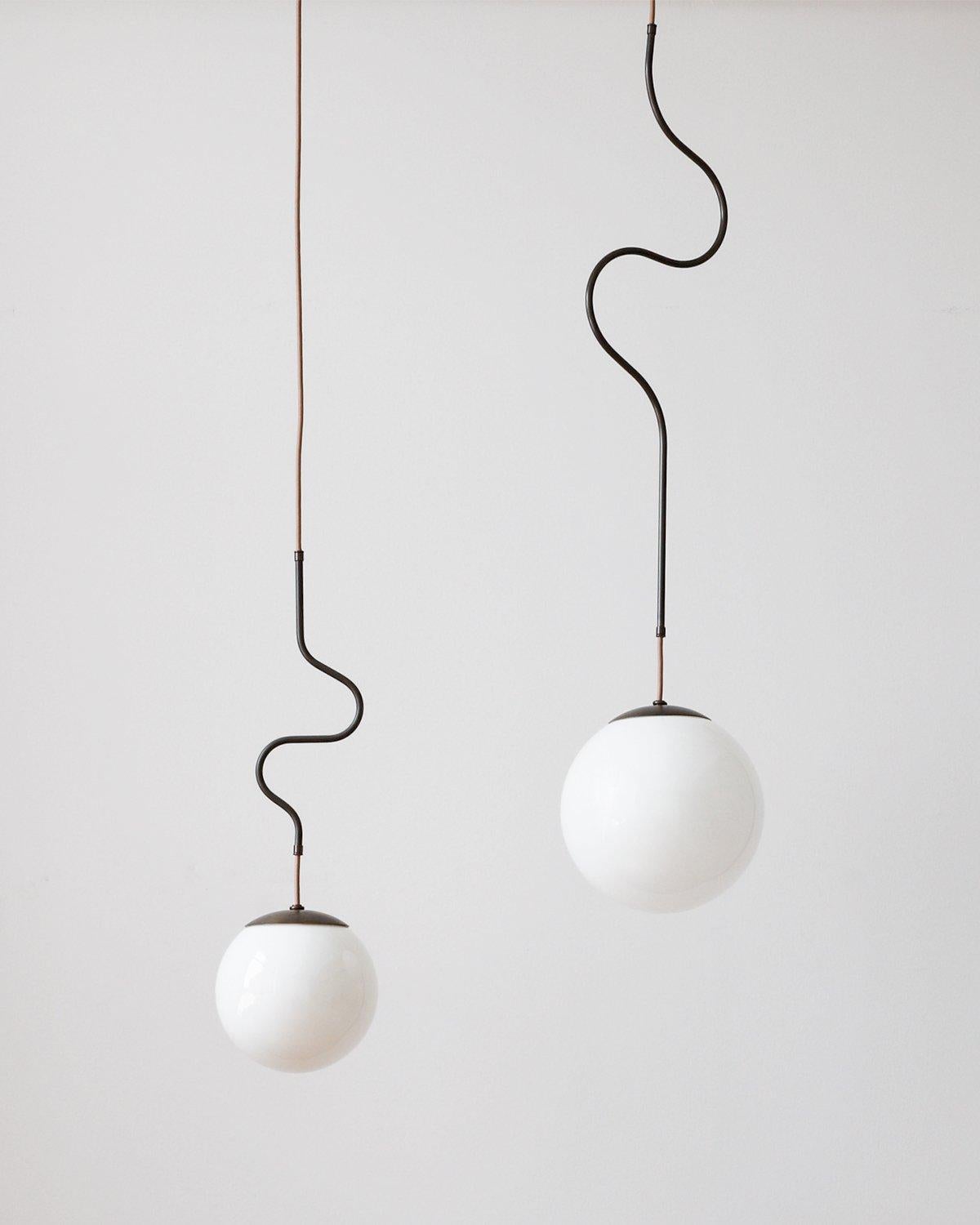 Moderne Lampe à suspension Lawrence Globe moderne en laiton huilé, petit modèle en vente