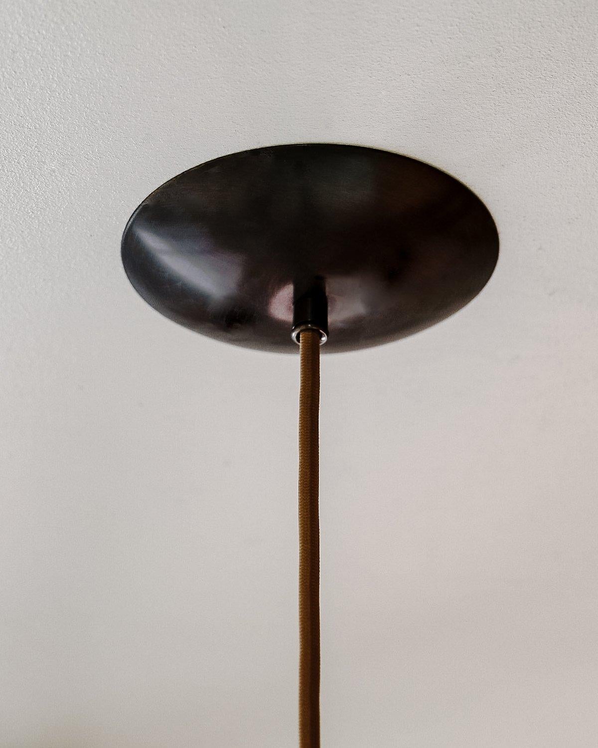 Lampe à suspension Lawrence Globe moderne en laiton huilé, petit modèle Neuf - En vente à Philadelphia, PA