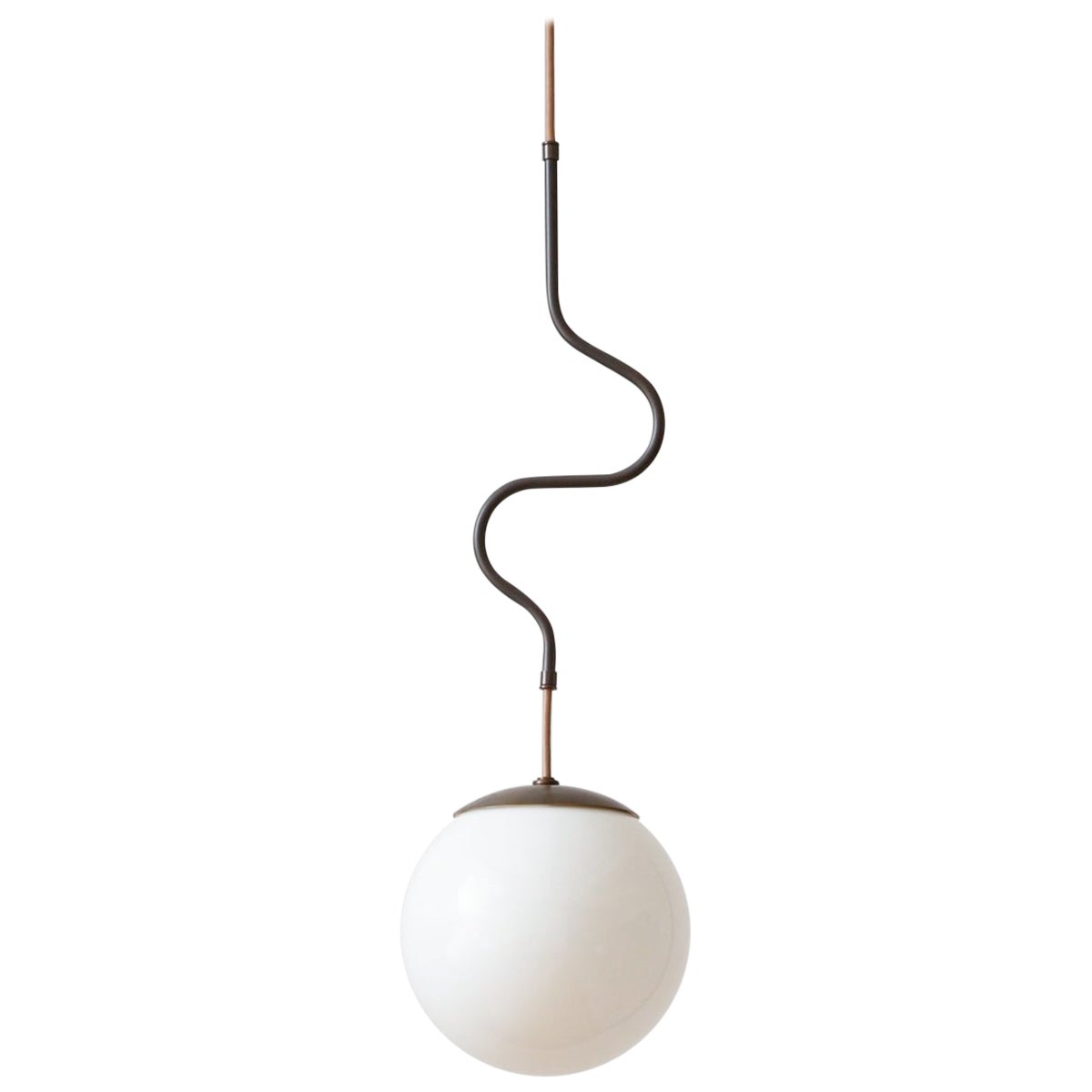 Lampe à suspension Lawrence Globe moderne en laiton huilé, petit modèle en vente