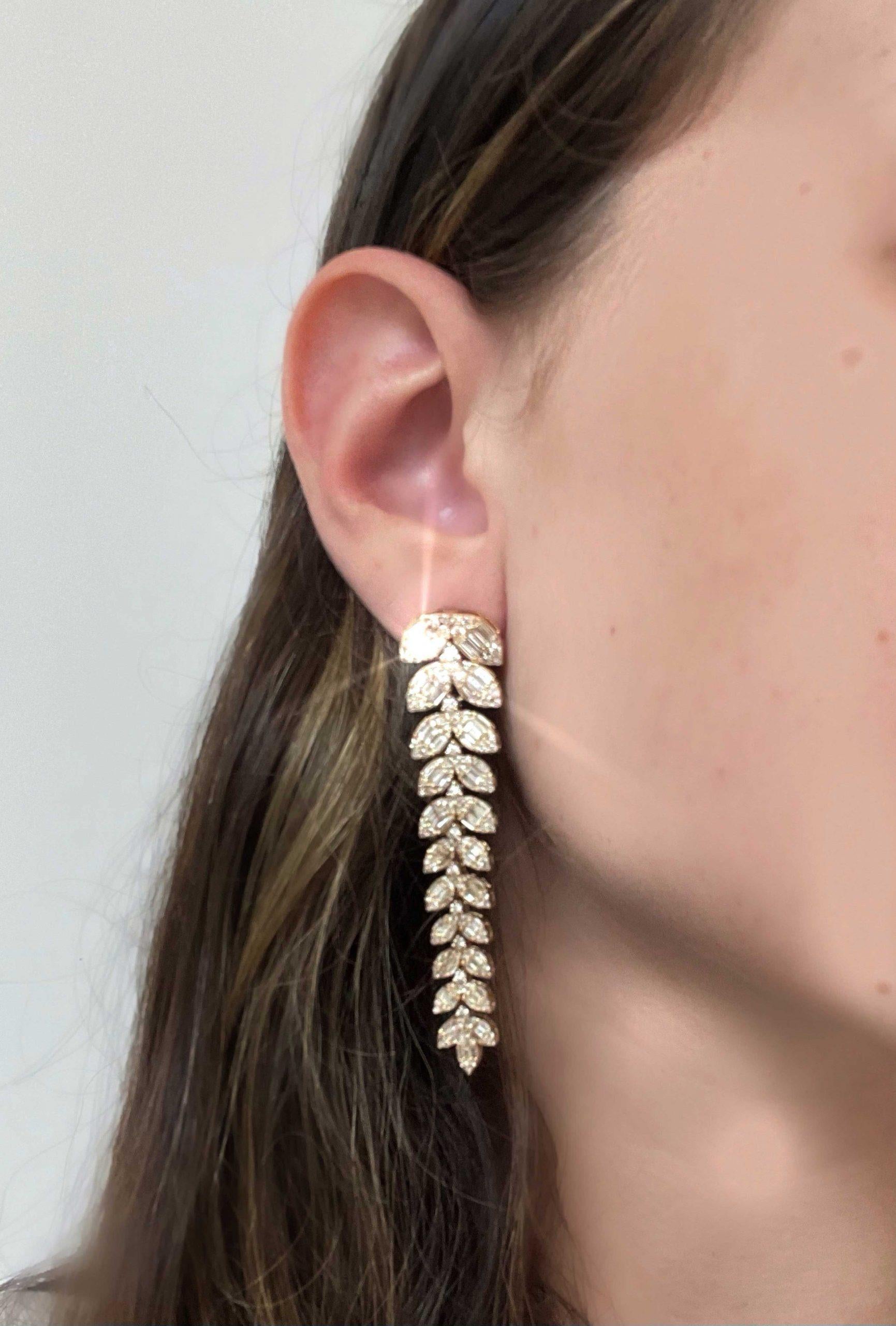 These exquisite Small Leaf Long 14K Yellow Gold Drop Earrings are designed to add a touch of elegance to any outfit. Crafted in 14k yellow gold, they showcase a delicate leaf motif, perfect for both everyday wear and special occasions. The sparkling