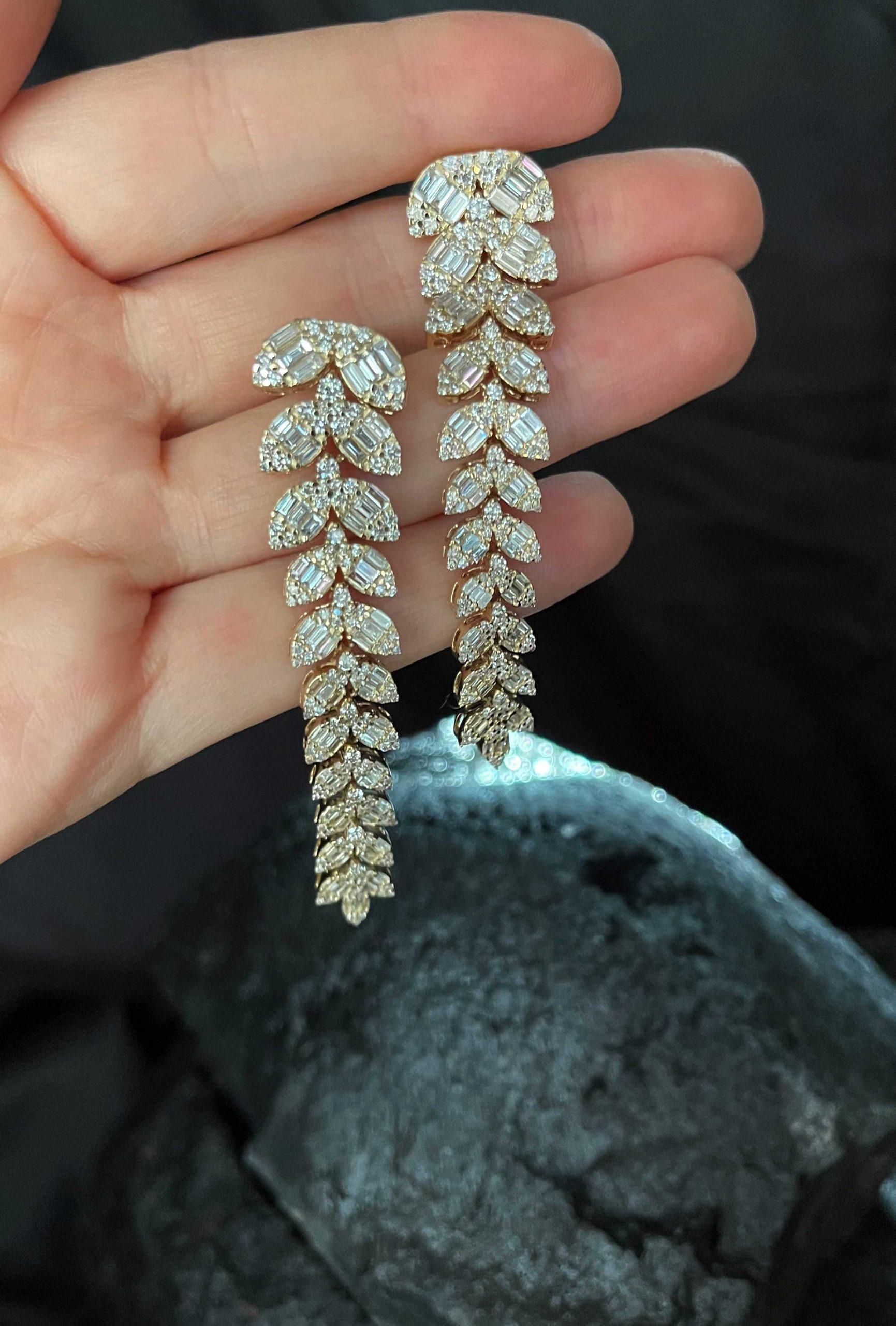Small Leaf Long 14K Yellow Gold Drop Earrings In New Condition For Sale In Los Angeles, CA