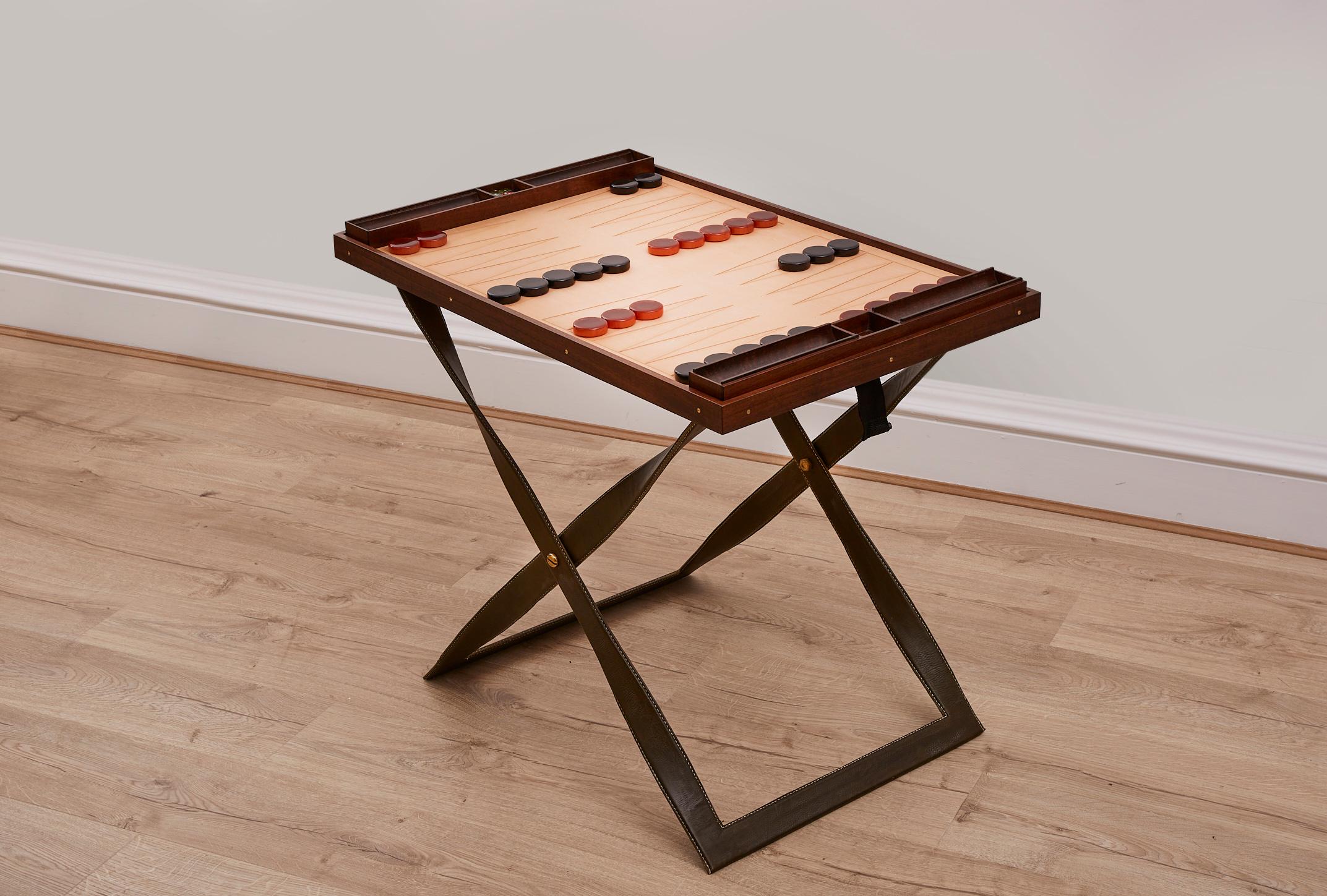 Petite table de jeux réversible en cuir et noyer