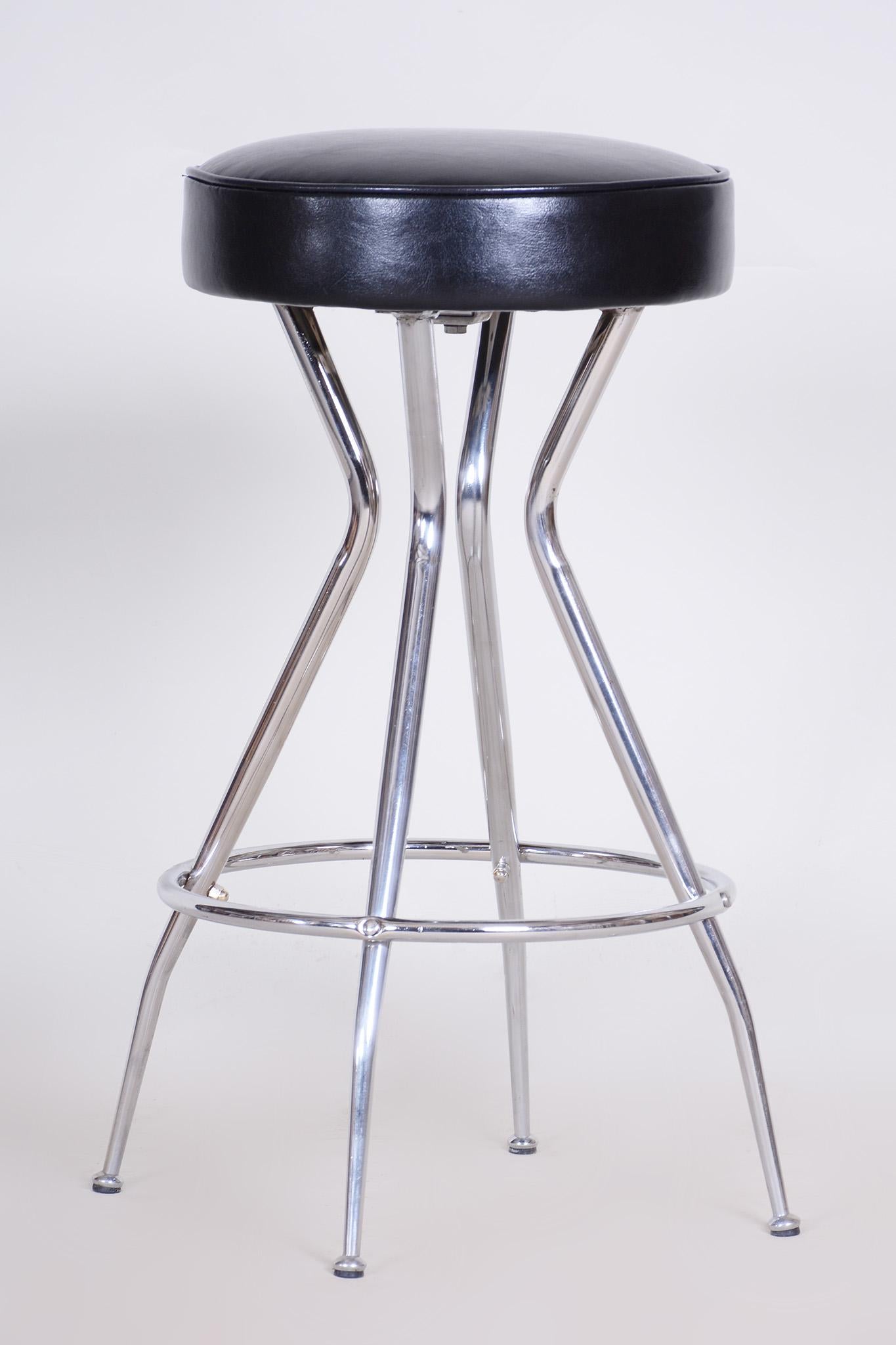 Milieu du XXe siècle Petit tabouret de bar en cuir noir, fabriqué dans les années 1930 en vente