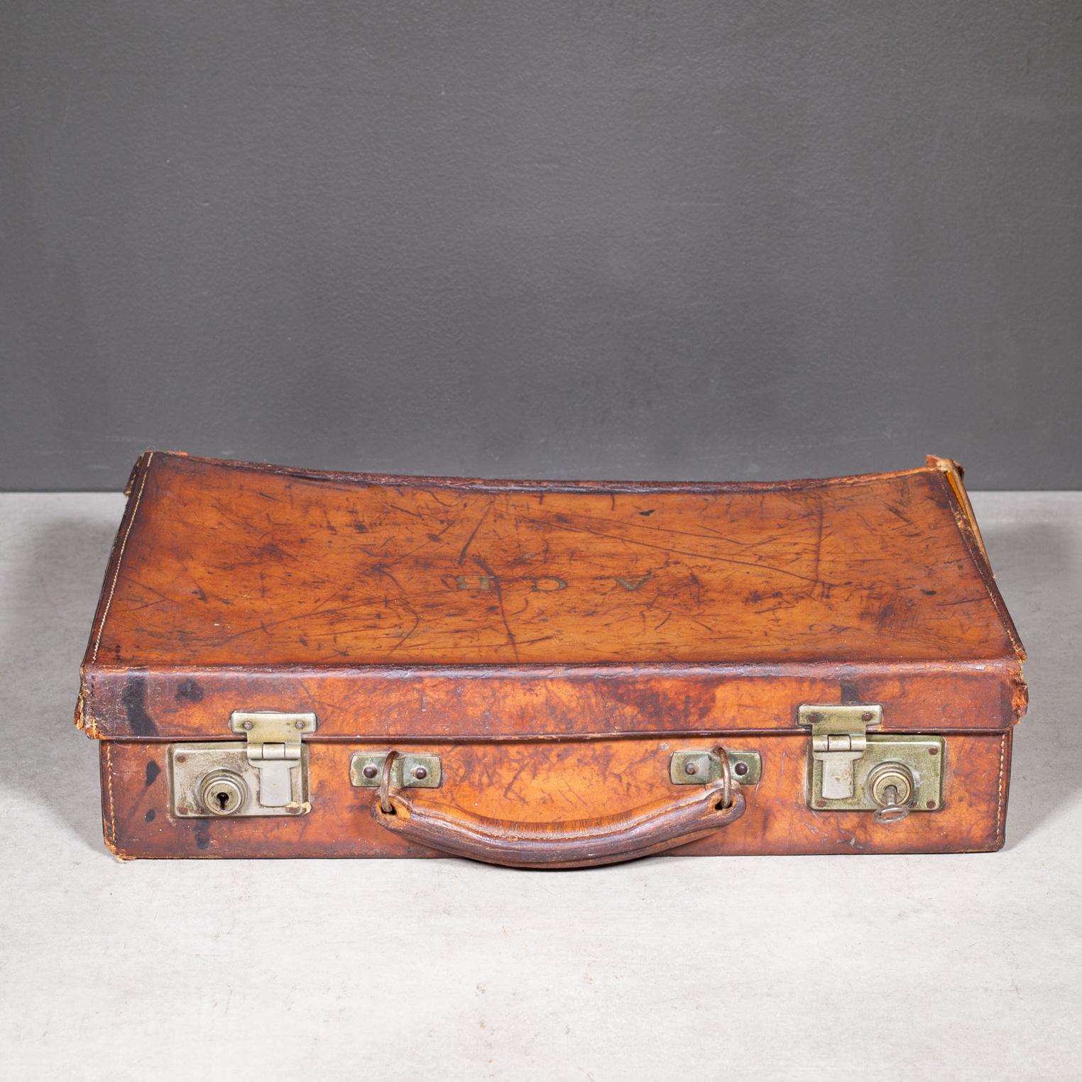 Kleine Ledermappe mit Monogrammen und Original-Reisemarke um 1940 (Industriell) im Angebot