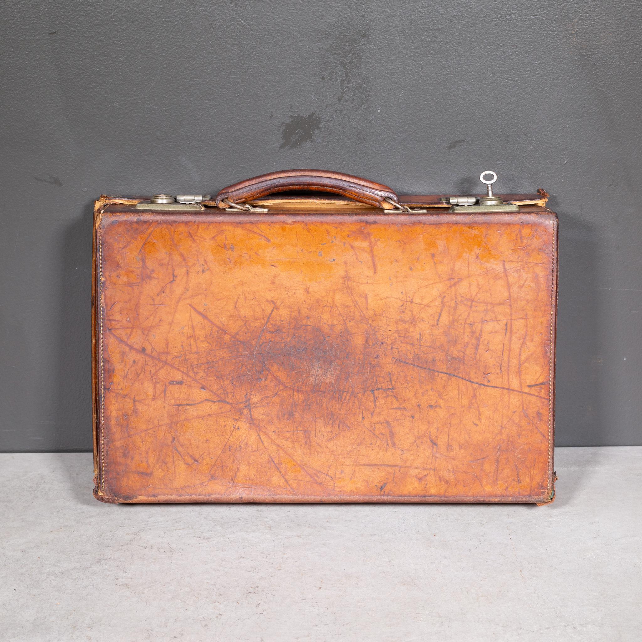 Kleine Ledermappe mit Monogrammen und Original-Reisemarke um 1940 im Zustand „Starke Gebrauchsspuren“ im Angebot in San Francisco, CA