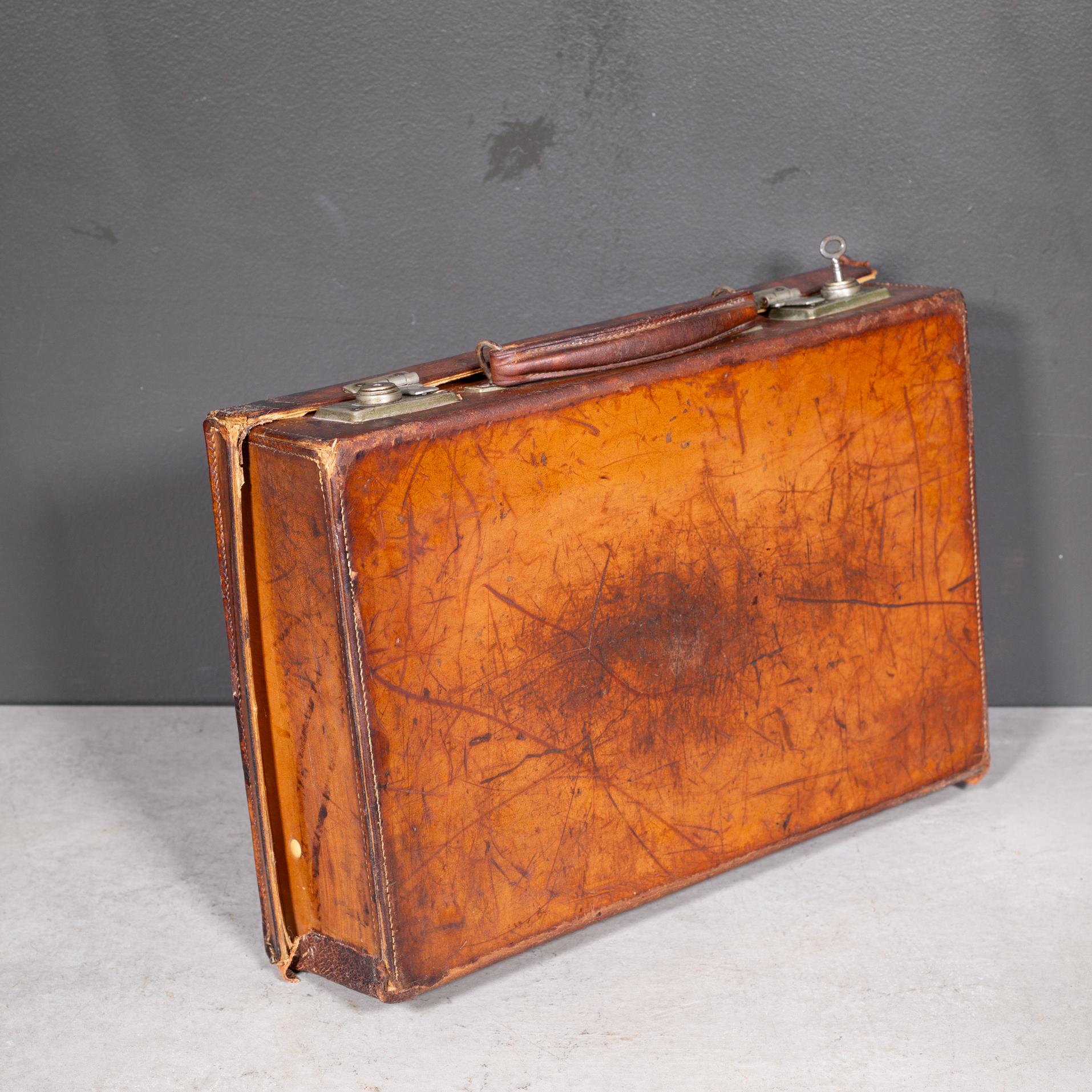 Kleine Ledermappe mit Monogrammen und Original-Reisemarke um 1940 (Messing) im Angebot