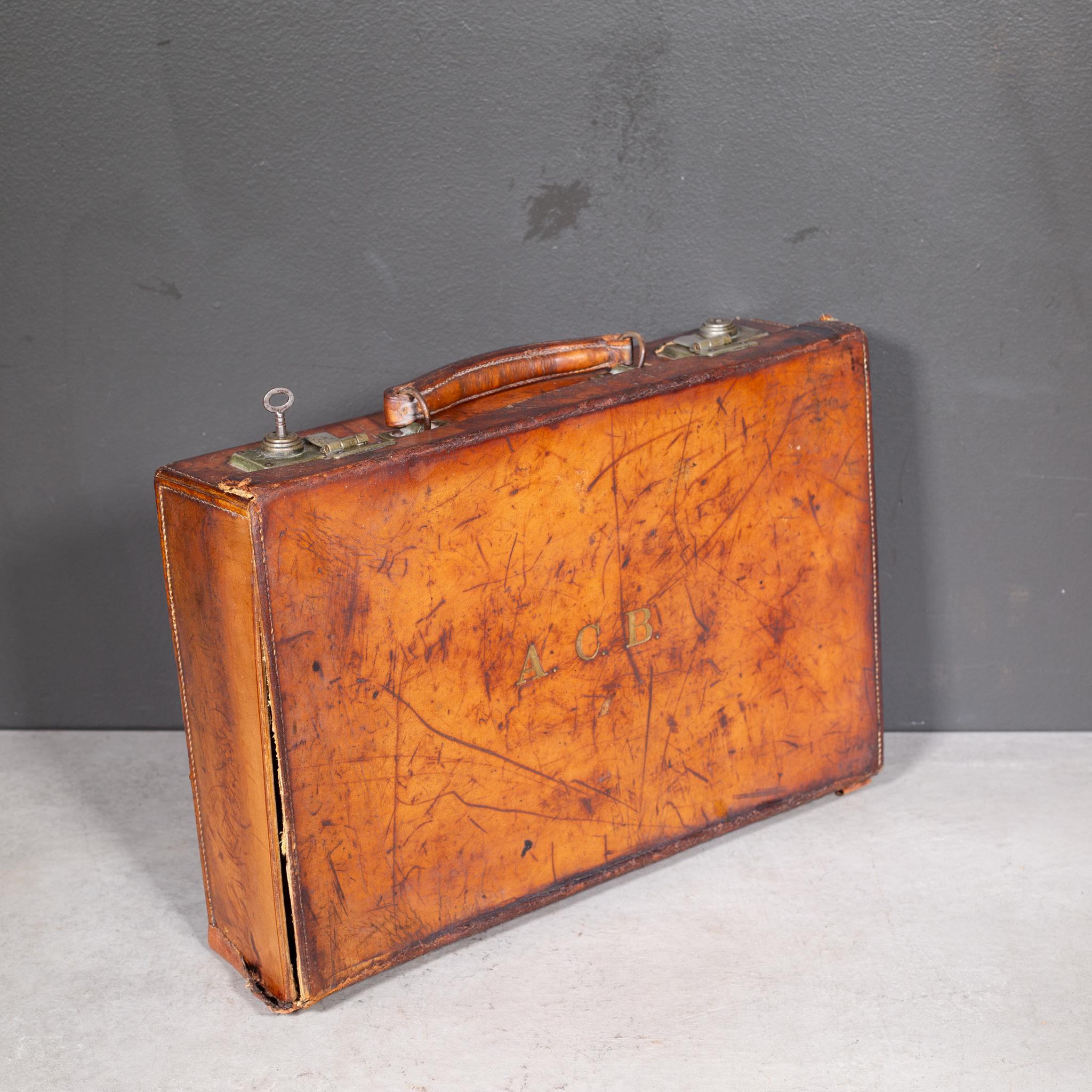 Kleine Ledermappe mit Monogrammen und Original-Reisemarke um 1940 im Angebot 1