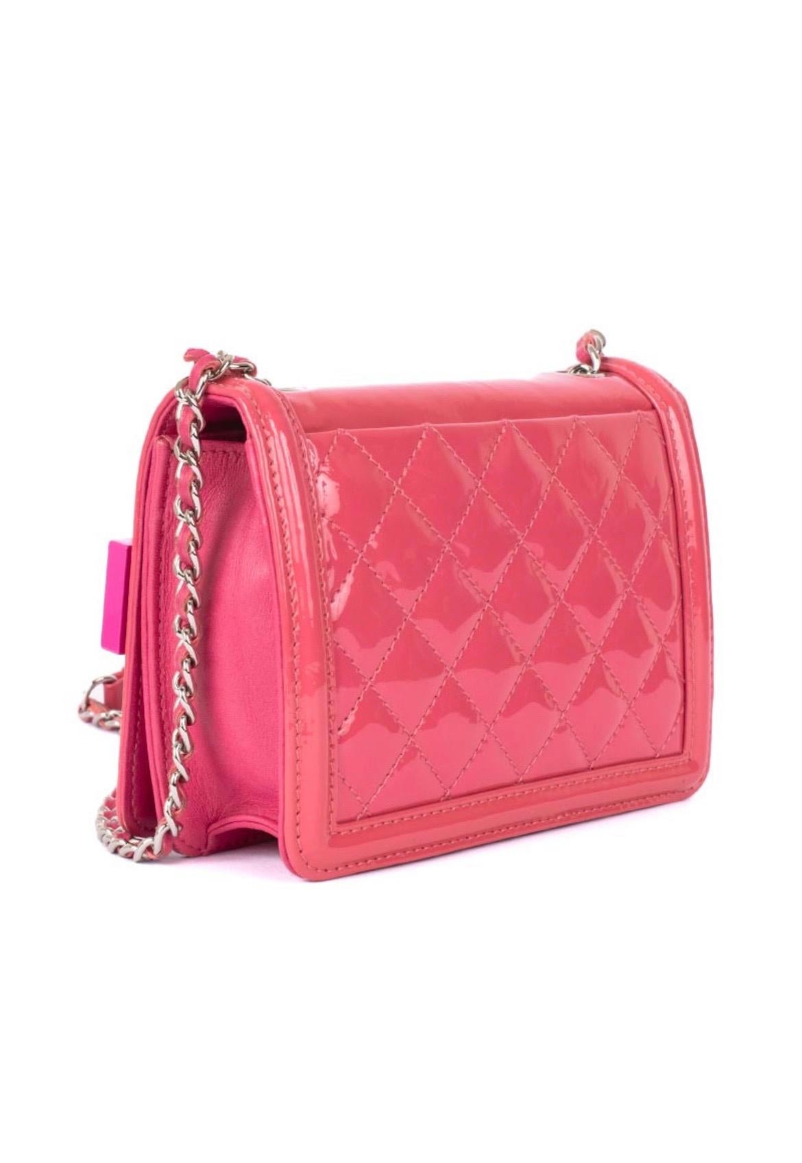 This rare Chanel lego brick mini flap in fluorescent pink and orange belonging to the Chanel S/S 2014 collection, is made of warm pink quilted painted leather with plexiglass plates on the front. It can be worn on the shoulder, shoulder strap or as