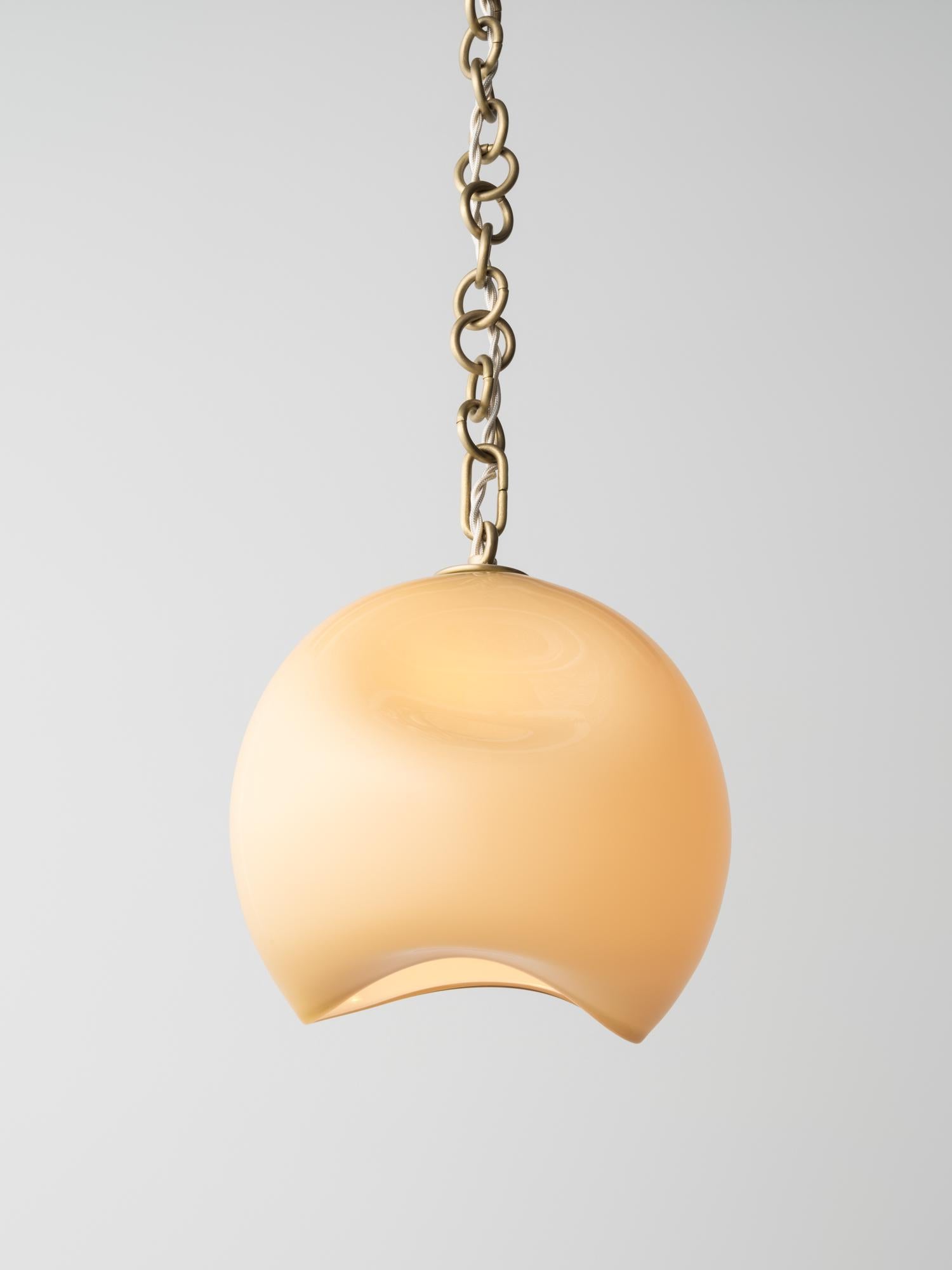 Le pendentif Small Leidyi évoque des formes de coquillages et de coraux en forme de dôme et est réalisé en verre soufflé en couches avec une délicate chaîne en laiton. Elle fait partie de la Collection Marin - une exploration des formes organiques