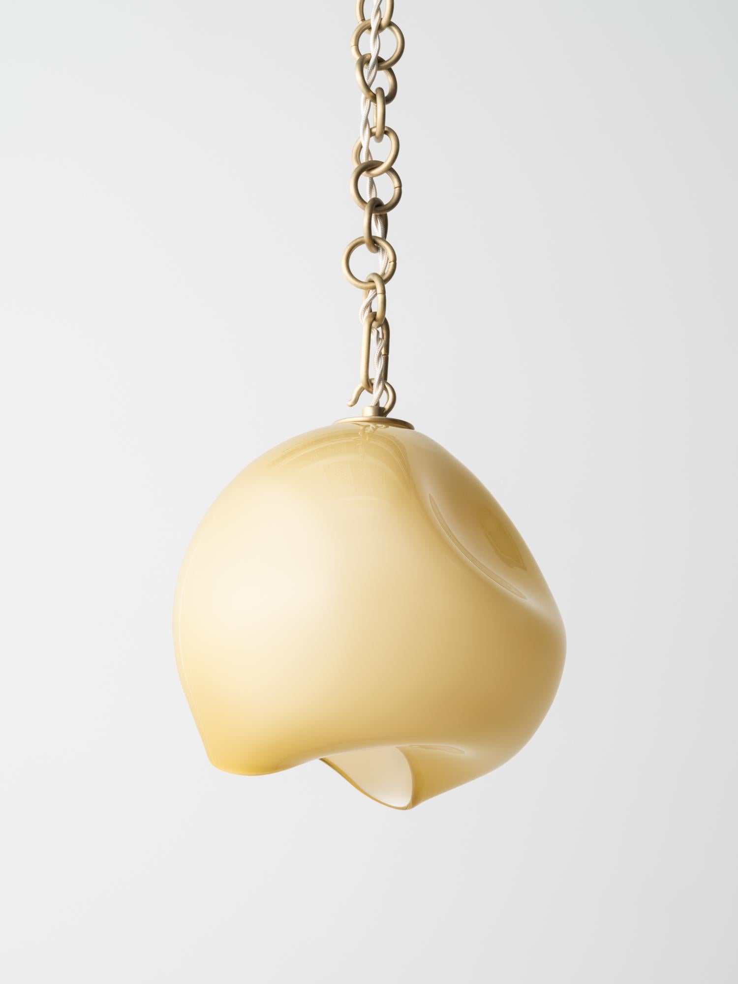 Moderne Petit pendentif Leidyi : Laiton satiné/Verre ambré par AVRAM RUSU STUDIO en vente