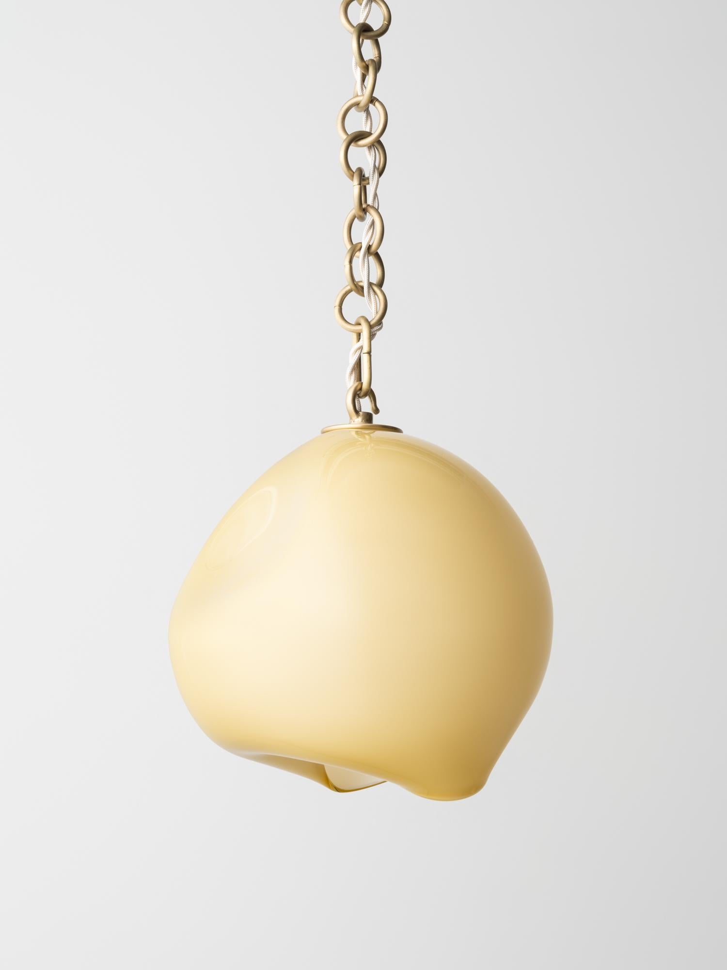 Américain Petit pendentif Leidyi : Laiton satiné/Verre ambré par AVRAM RUSU STUDIO en vente