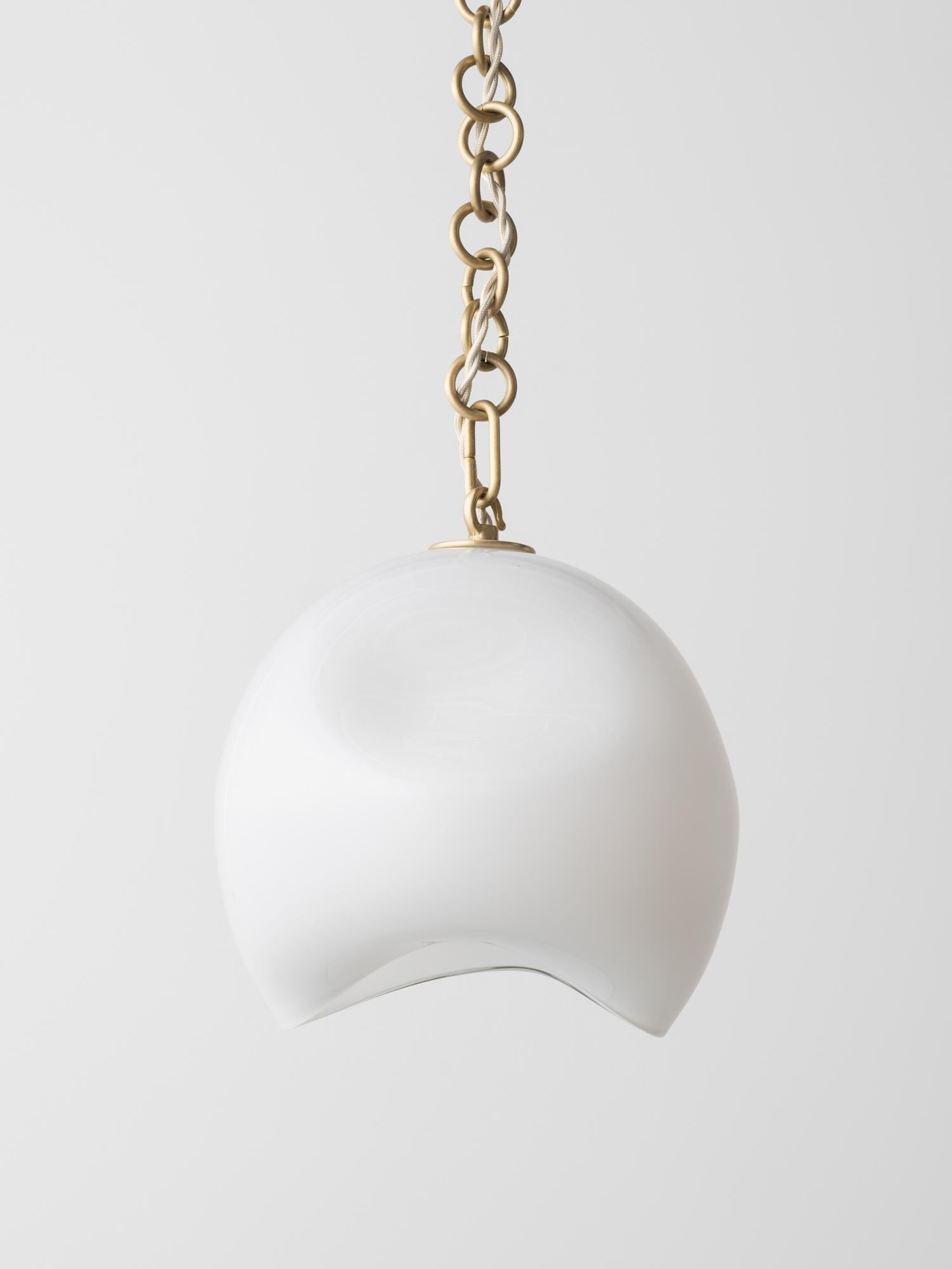 Petit pendentif Leidyi : Laiton satiné/Verre ambré par AVRAM RUSU STUDIO Neuf - En vente à Brooklyn, NY