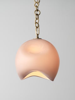 Petit pendentif Leidyi : Laiton satiné/Verre taupe par AVRAM RUSU STUDIO