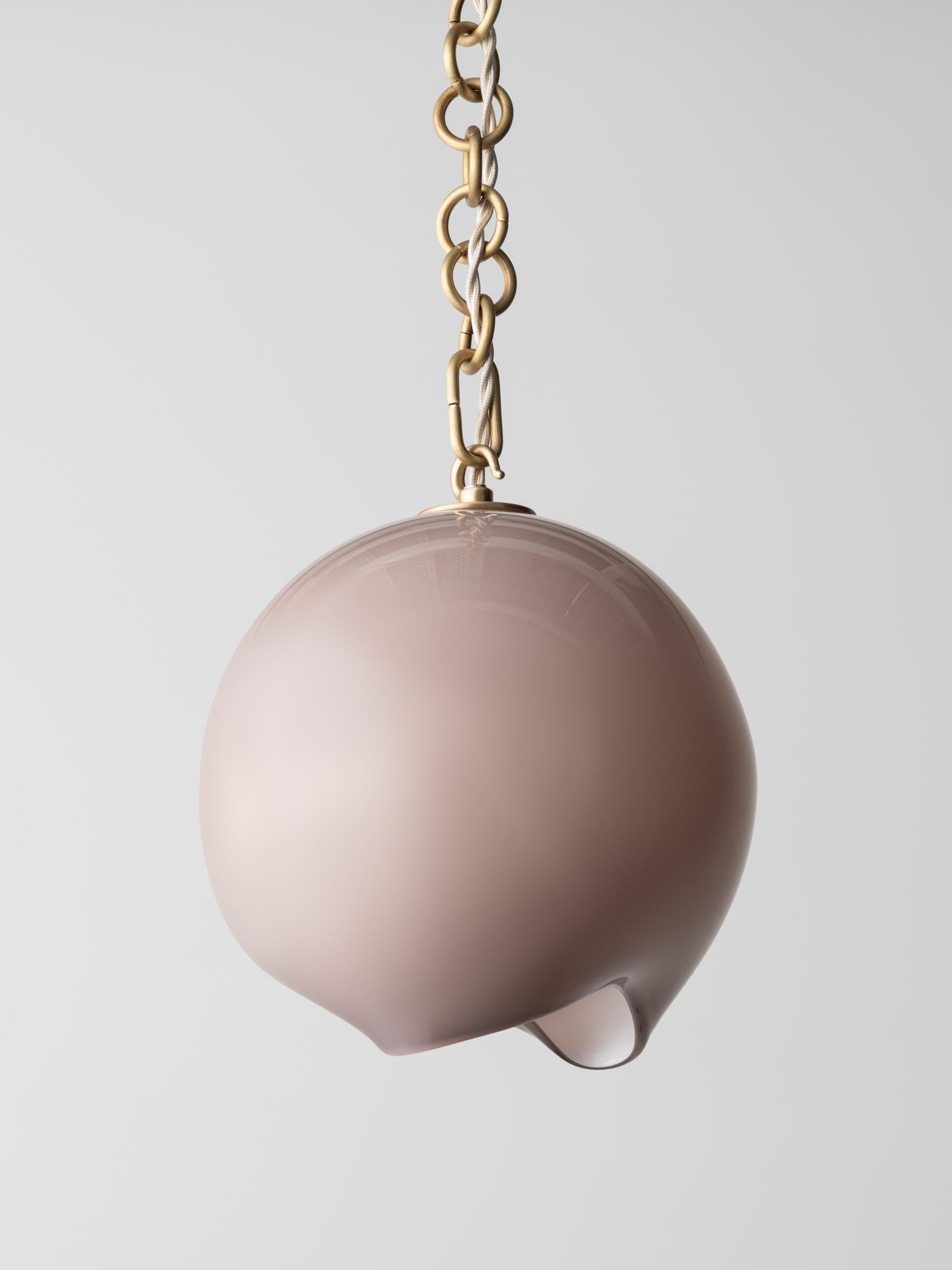 Kleine Leidyi Pendelleuchte: Satiniertes Messing/Taupefarbenes Glas von Avram Rusu STUDIO (Moderne) im Angebot