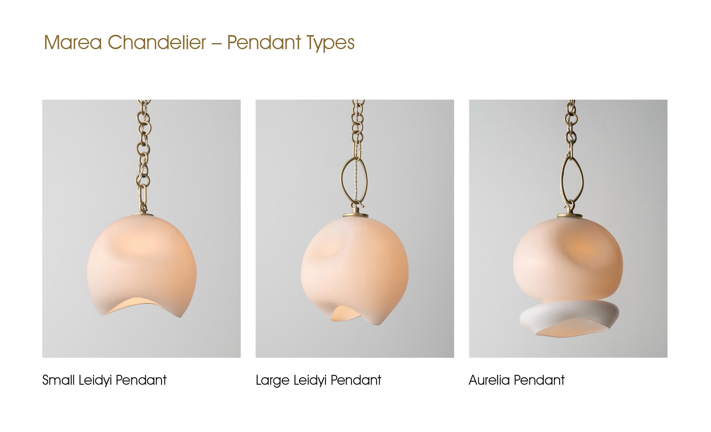 Kleine Leidyi Pendelleuchte: Satiniertes Messing/weißes Glas von Avram Rusu STUDIO im Angebot 3