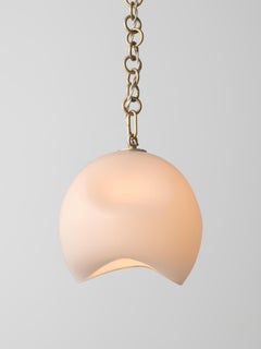 Kleine Leidyi Pendelleuchte: Satiniertes Messing/weißes Glas von Avram Rusu STUDIO