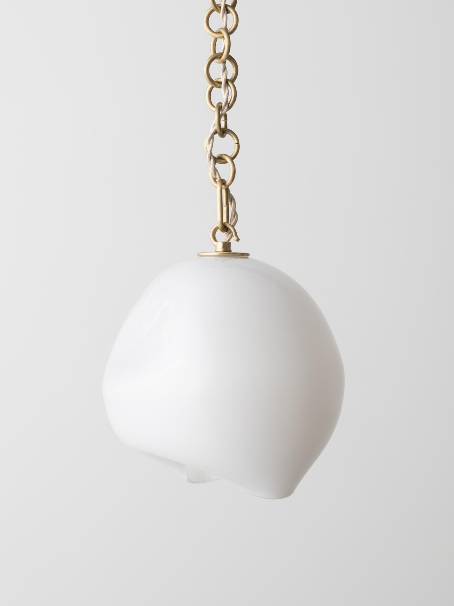 Kleine Leidyi Pendelleuchte: Satiniertes Messing/weißes Glas von Avram Rusu STUDIO (Moderne) im Angebot