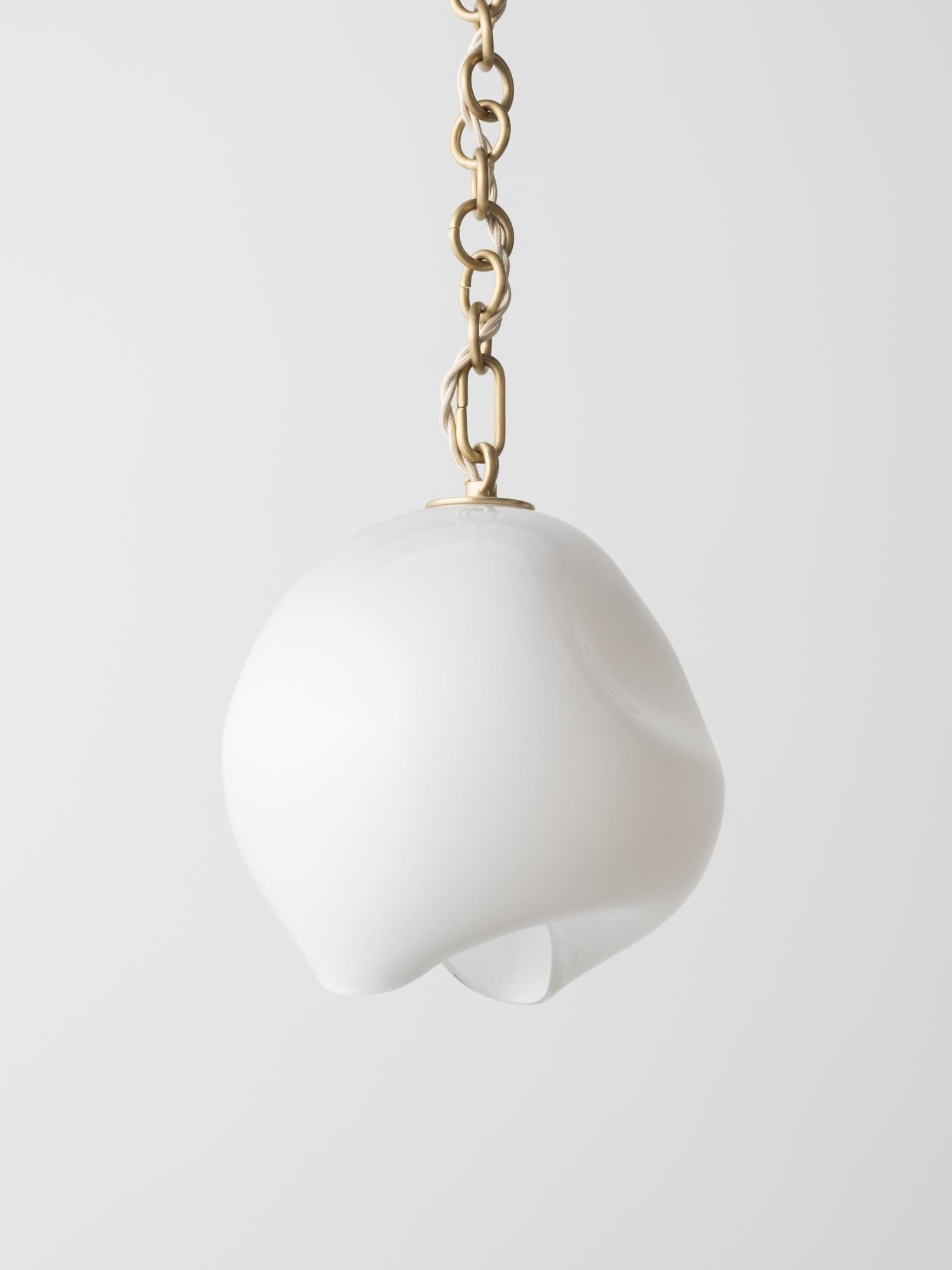 Kleine Leidyi Pendelleuchte: Satiniertes Messing/weißes Glas von Avram Rusu STUDIO (amerikanisch) im Angebot