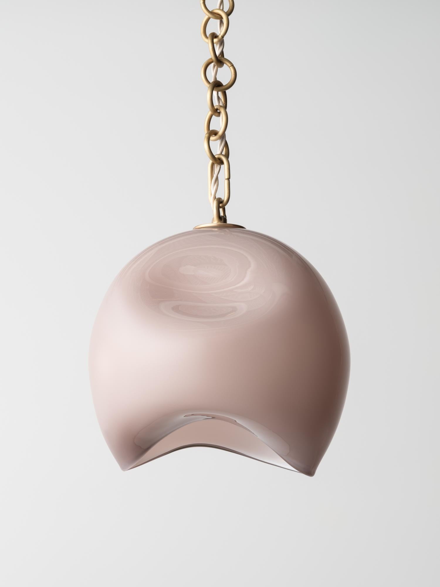 Kleine Leidyi Pendelleuchte: Satiniertes Messing/weißes Glas von Avram Rusu STUDIO (Gebürstet) im Angebot