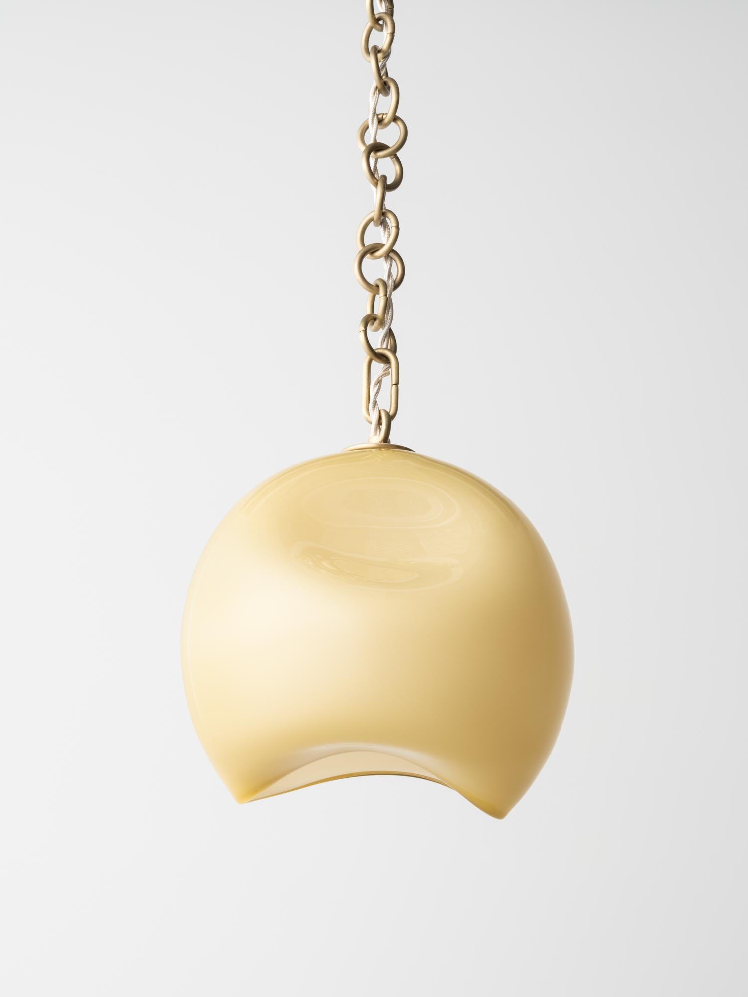 Kleine Leidyi Pendelleuchte: Satiniertes Messing/weißes Glas von Avram Rusu STUDIO im Zustand „Neu“ im Angebot in Brooklyn, NY