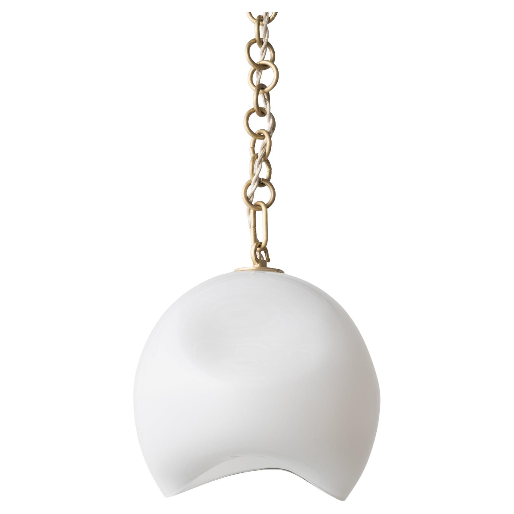 Kleine Leidyi Pendelleuchte: Satiniertes Messing/weißes Glas von Avram Rusu STUDIO