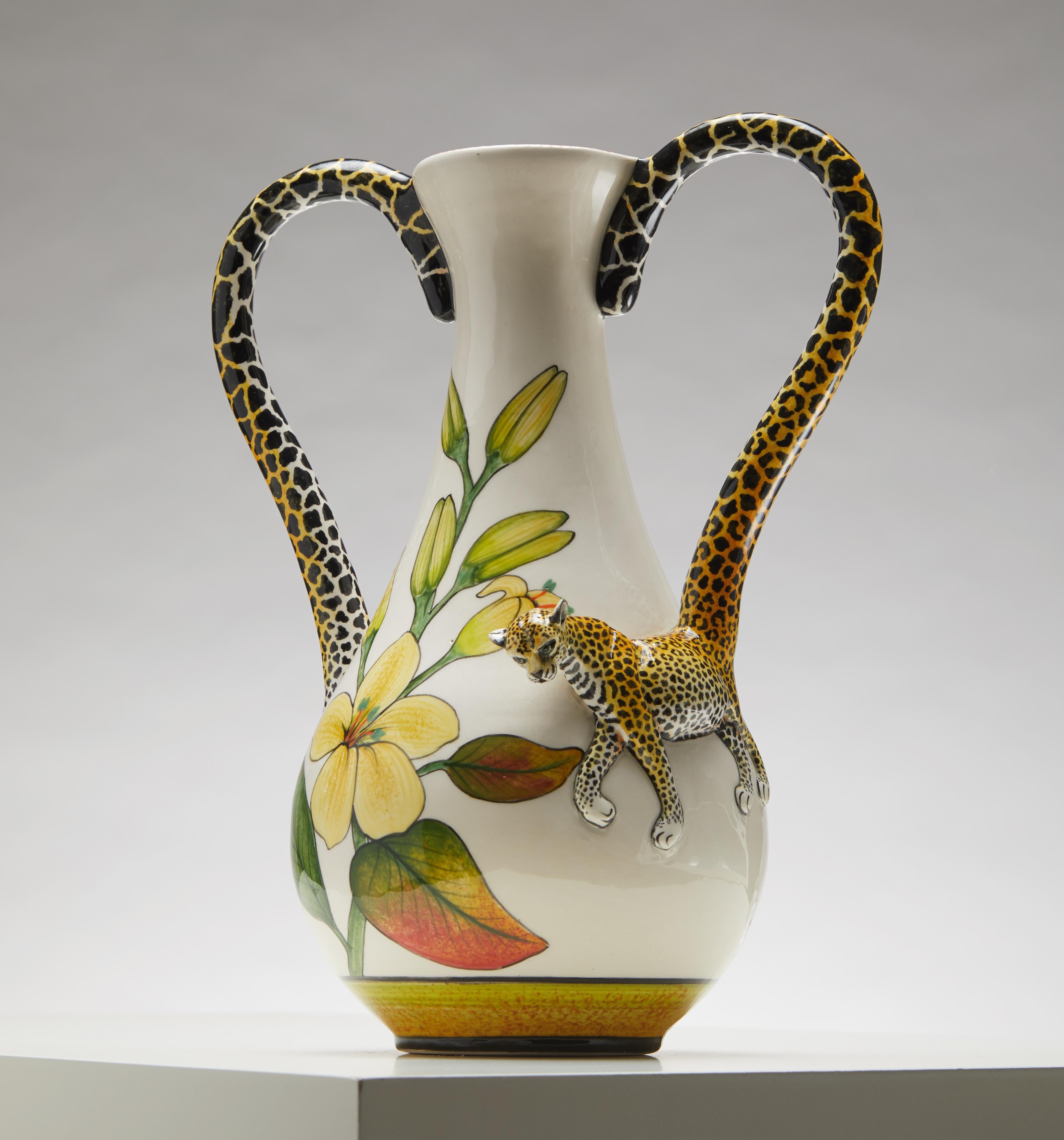 Ti presentiamo l'accattivante Piccolo Vaso Leopardo Scolpito, un pezzo squisito che porta la maestosità della natura selvaggia africana nella tua casa. Questo vaso di ottima fattura presenta una scultura di leopardo meticolosamente dettagliata, che