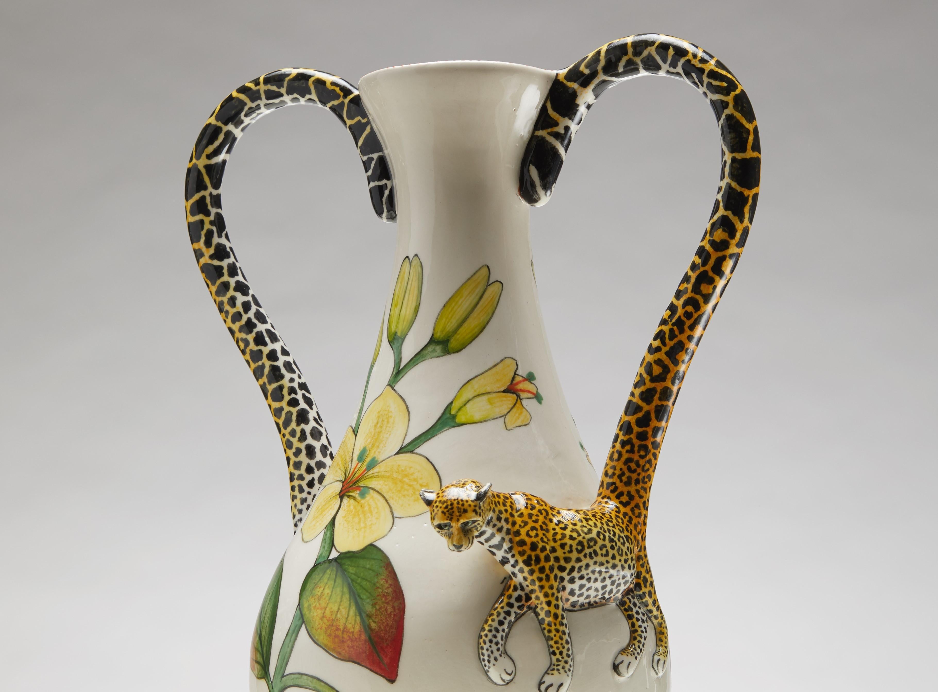 Fatto a mano Vaso scolpito leopardato piccolo in vendita
