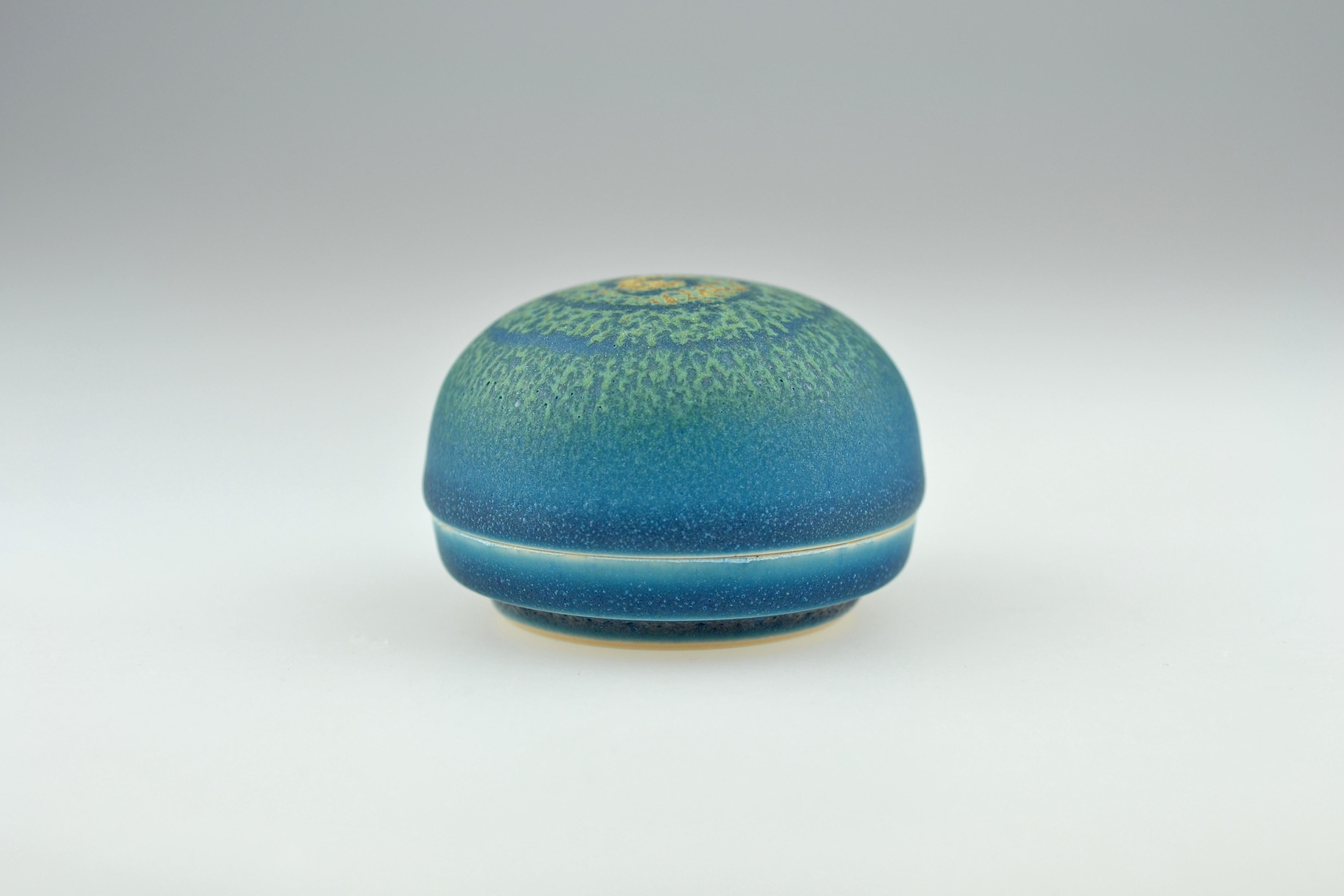 Japanese Small Lidded Box for Incence by Taniguchi Ryozo, 1926-1996 For Sale