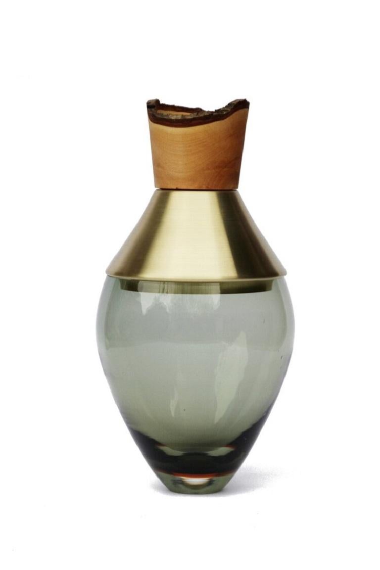 Piccolo vaso d'India azzurro I, Pia Wüstenberg
Dimensioni: D. 15 x H. 30
Materiali: vetro, legno, metallo
Disponibile in altri metalli: ottone, rame, patina di ottone, patina di rame, ruggine

Realizzato a mano in Europa, da singoli artigiani: