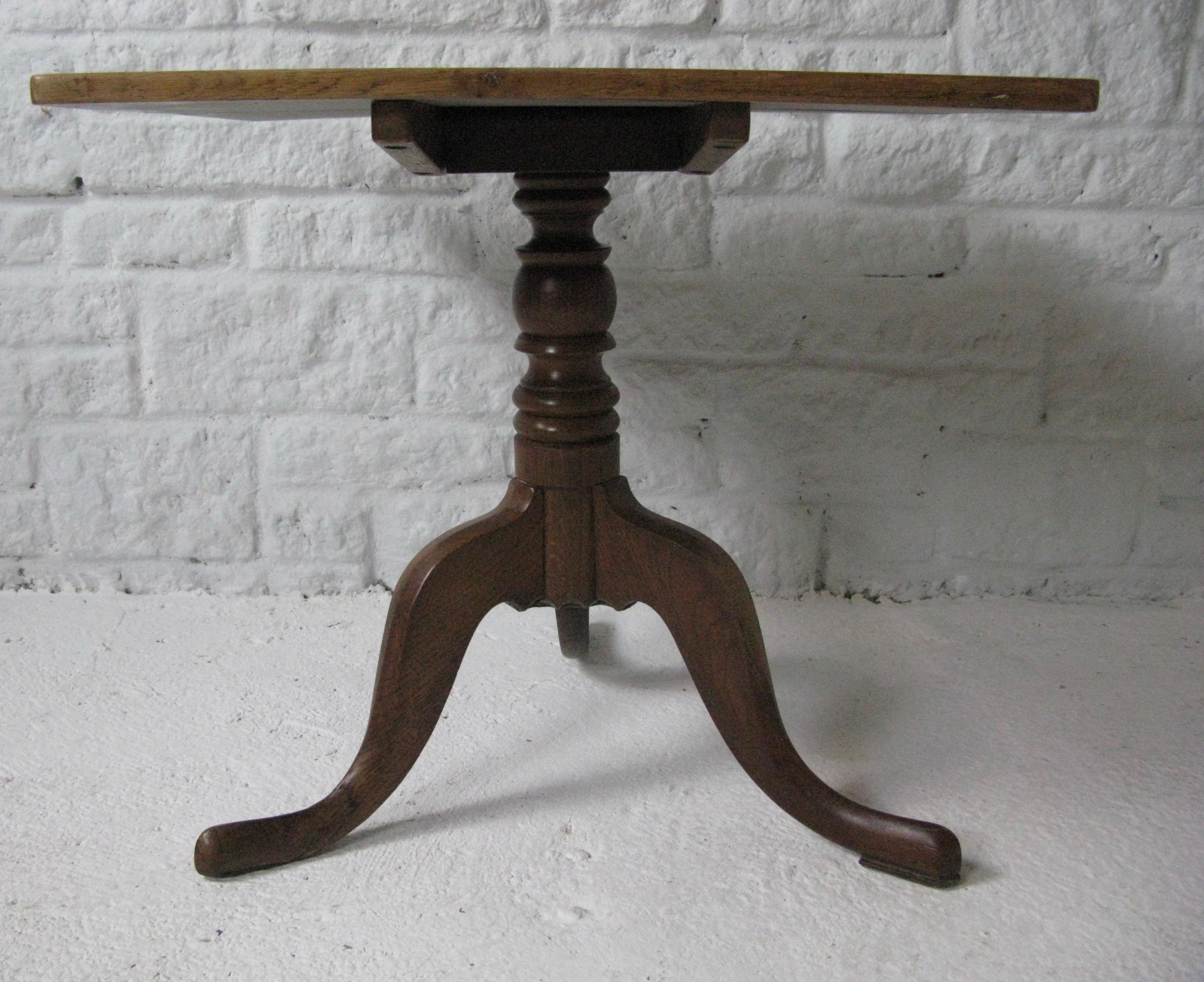 Small Light Oak Tripod Table, Side Table, Coffee Table, Wine, Victorian, English In Good Condition In South Cotswolds, GB