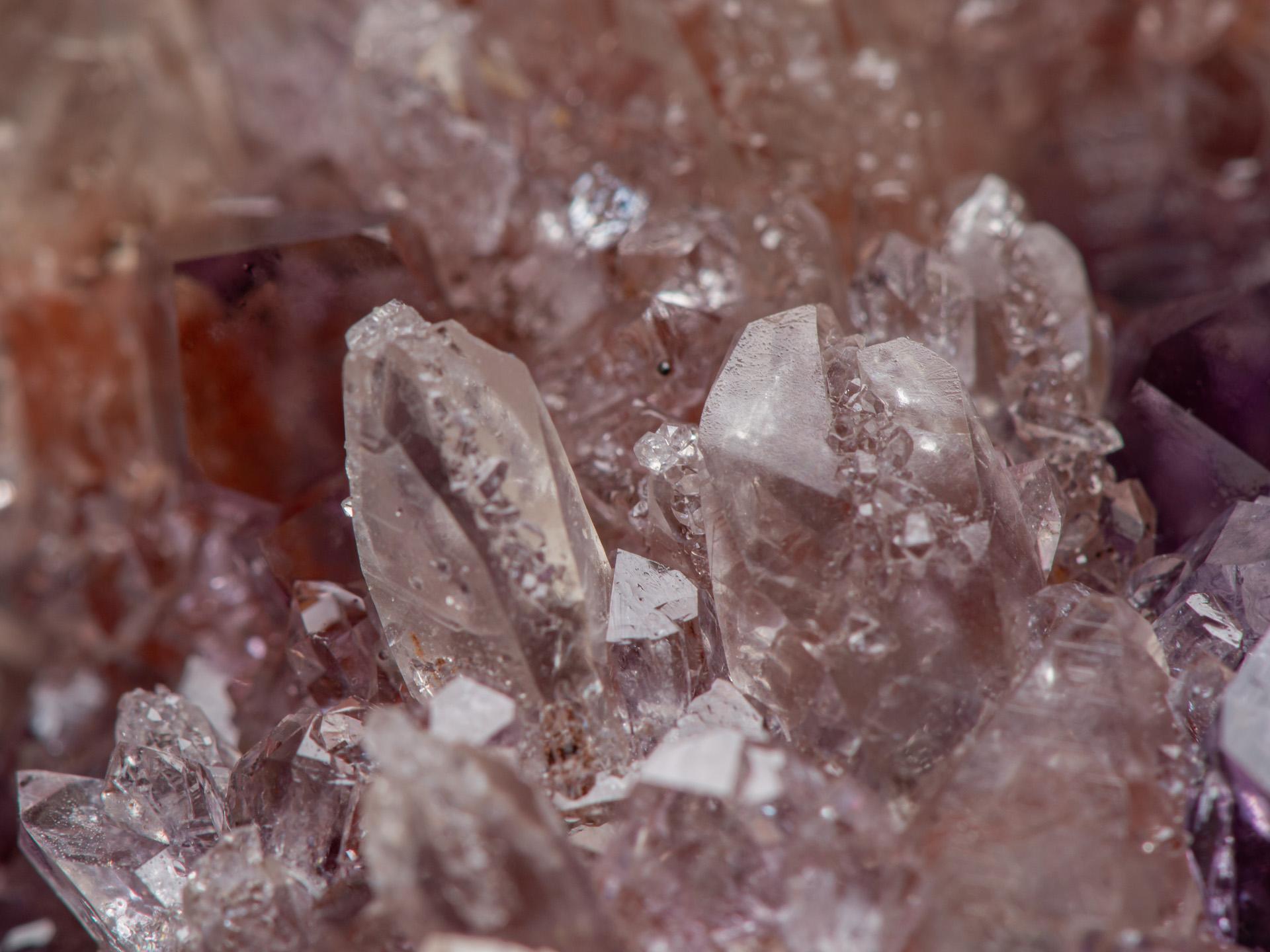 Piccolo geode di ametista lilla con calcite in vendita 1
