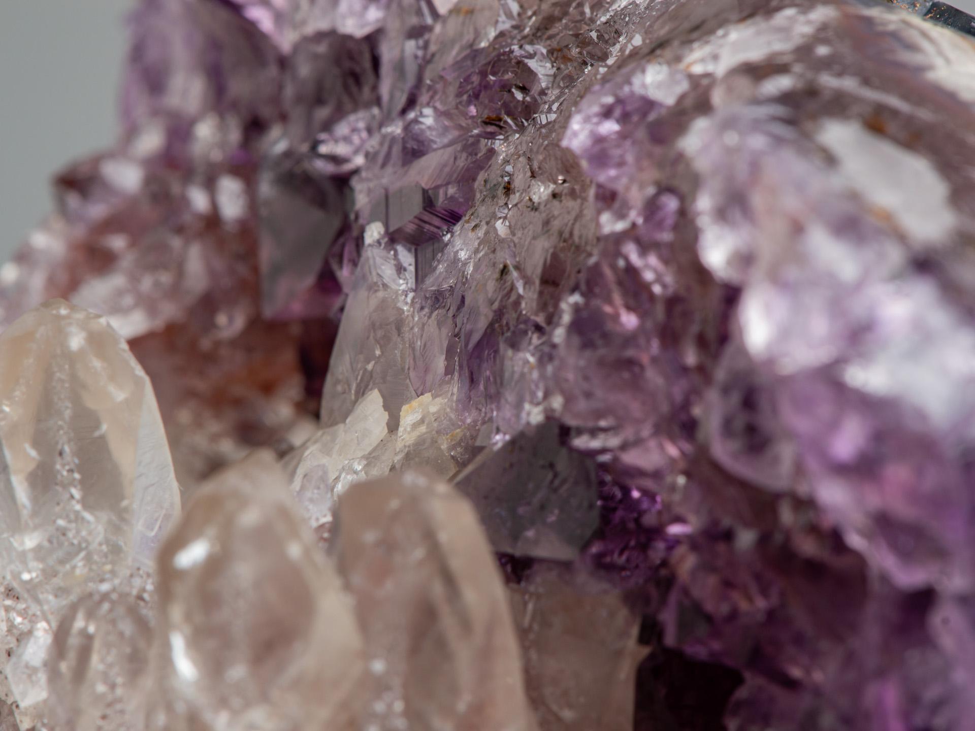 Piccolo geode di ametista lilla con calcite in vendita 2