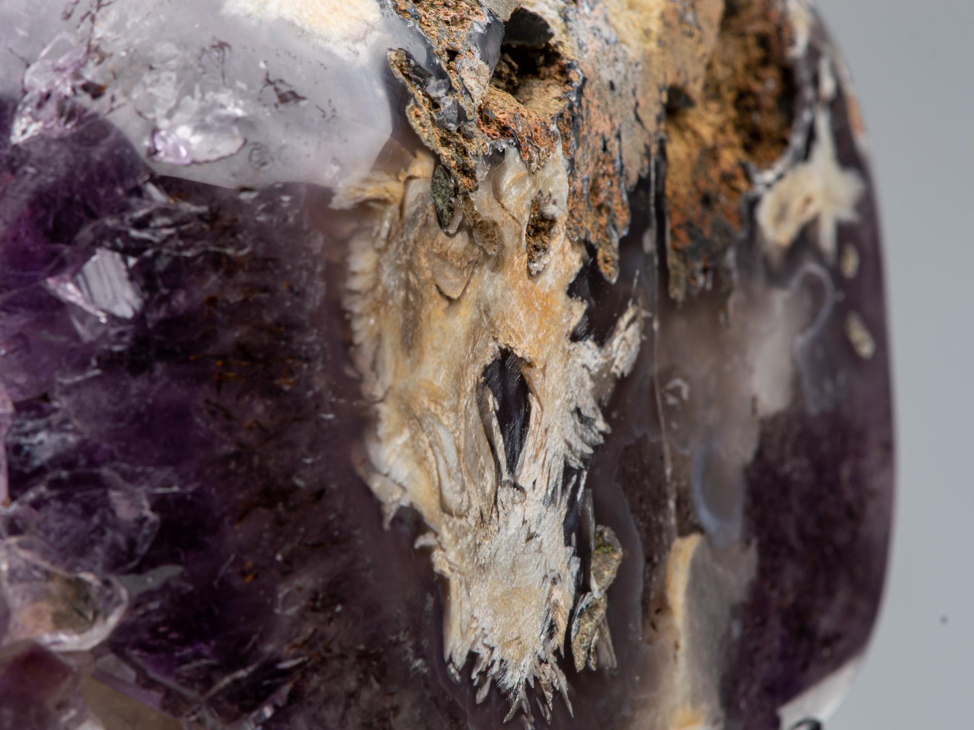Piccolo geode di ametista lilla con calcite in vendita 3