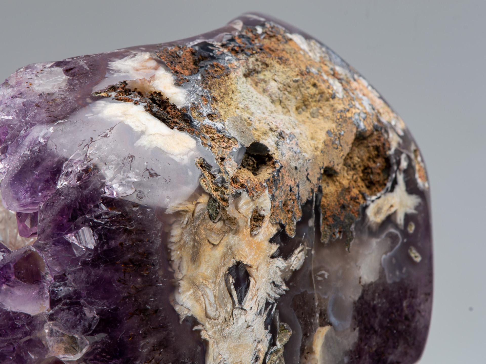 Piccolo geode di ametista lilla con calcite in vendita 4