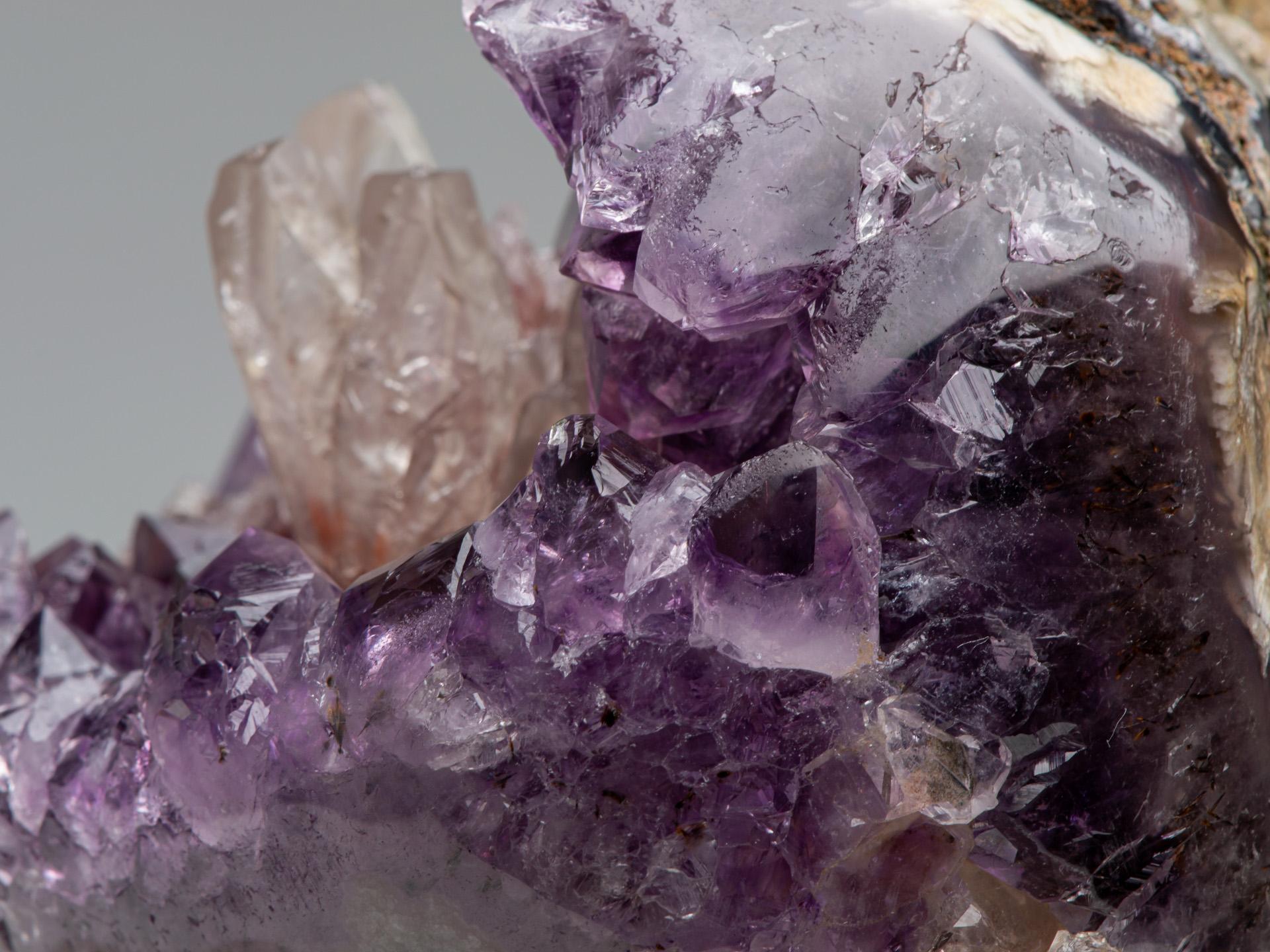 Piccolo geode di ametista lilla con calcite in vendita 5