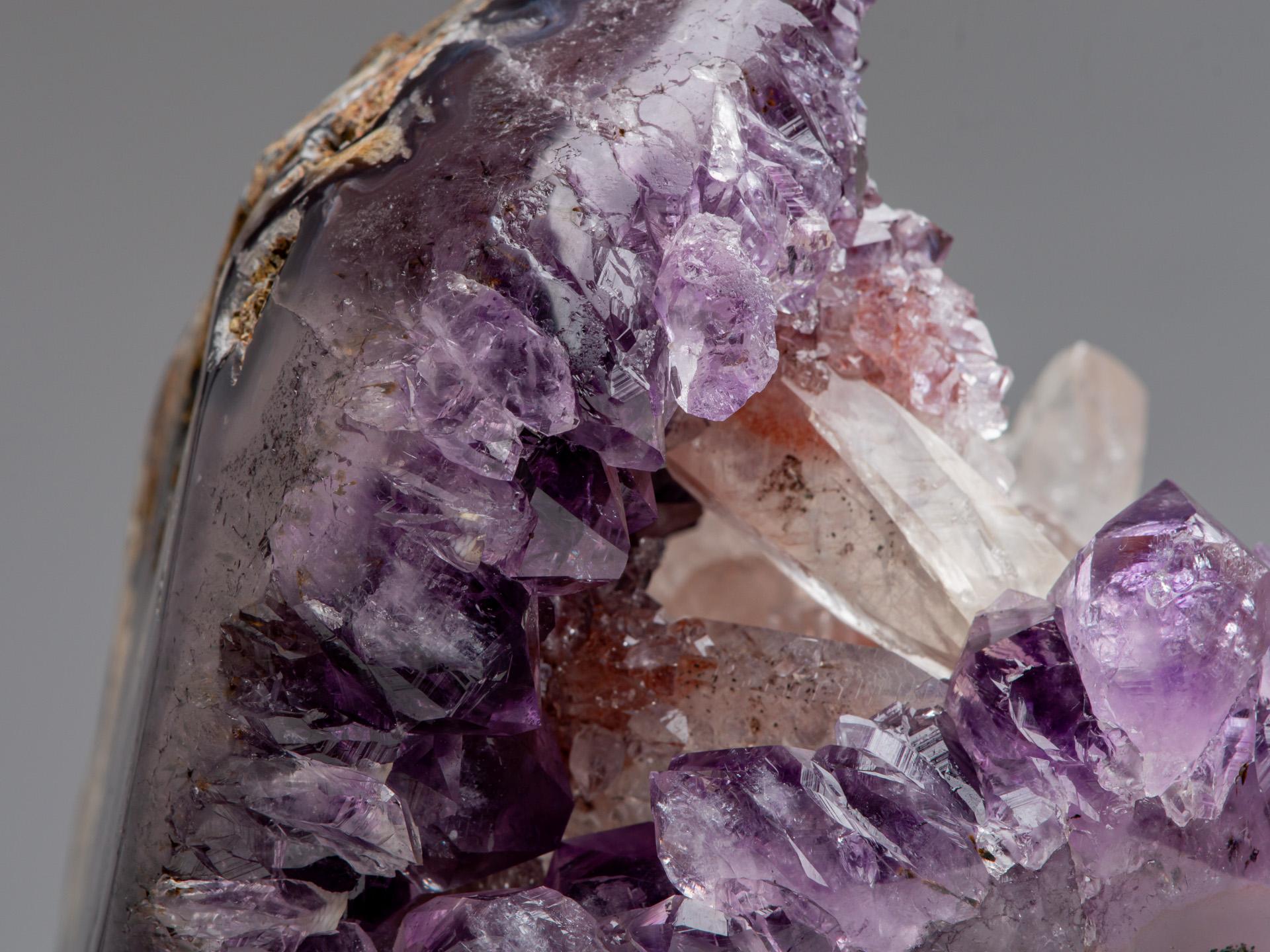 Piccolo geode di ametista lilla con calcite in vendita 6