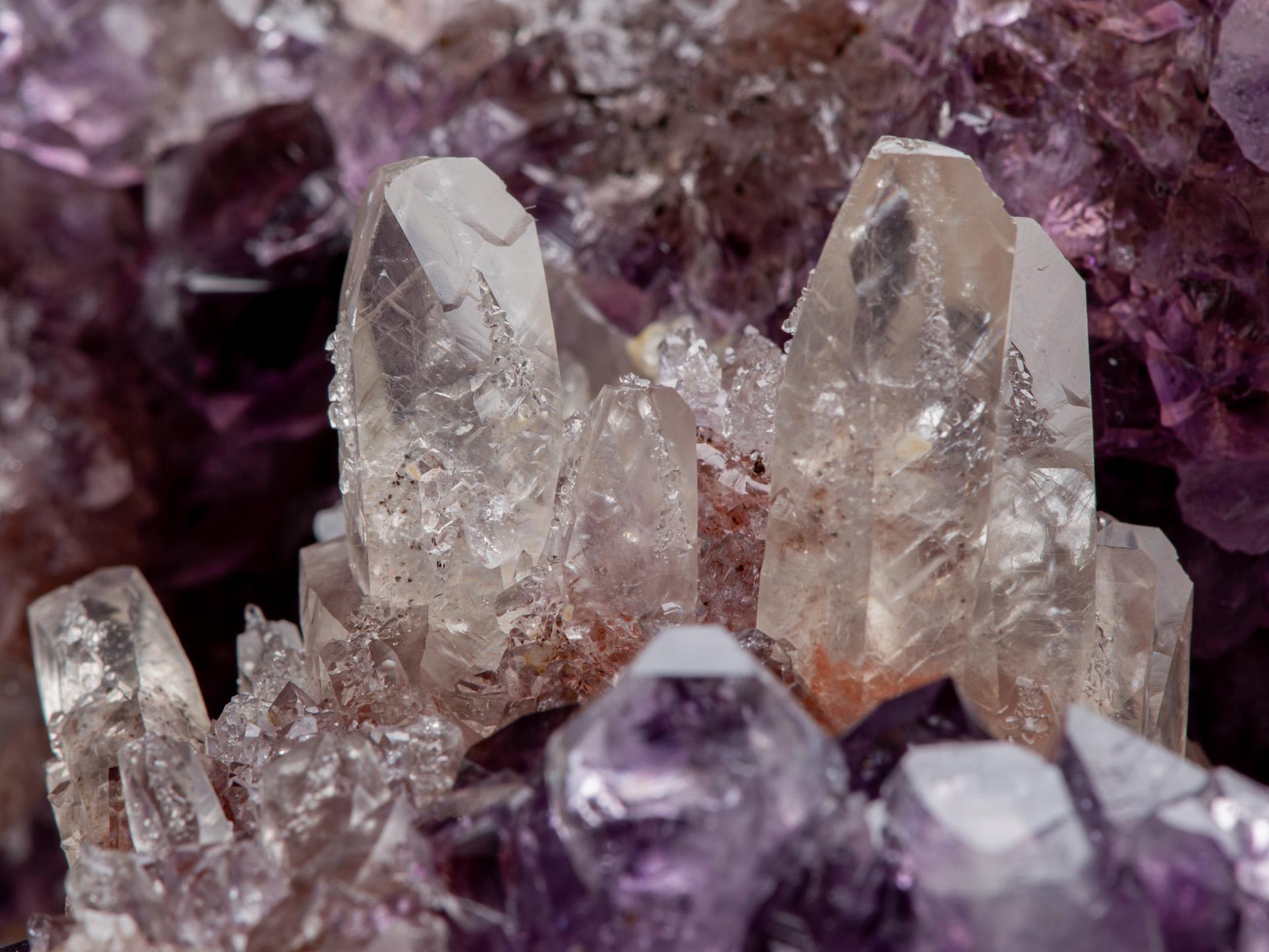 Piccolo geode di ametista lilla con calcite in vendita 7