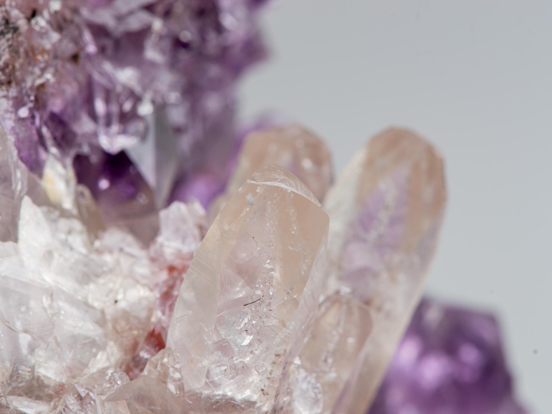 Piccolo geode di ametista lilla con calcite in vendita 8