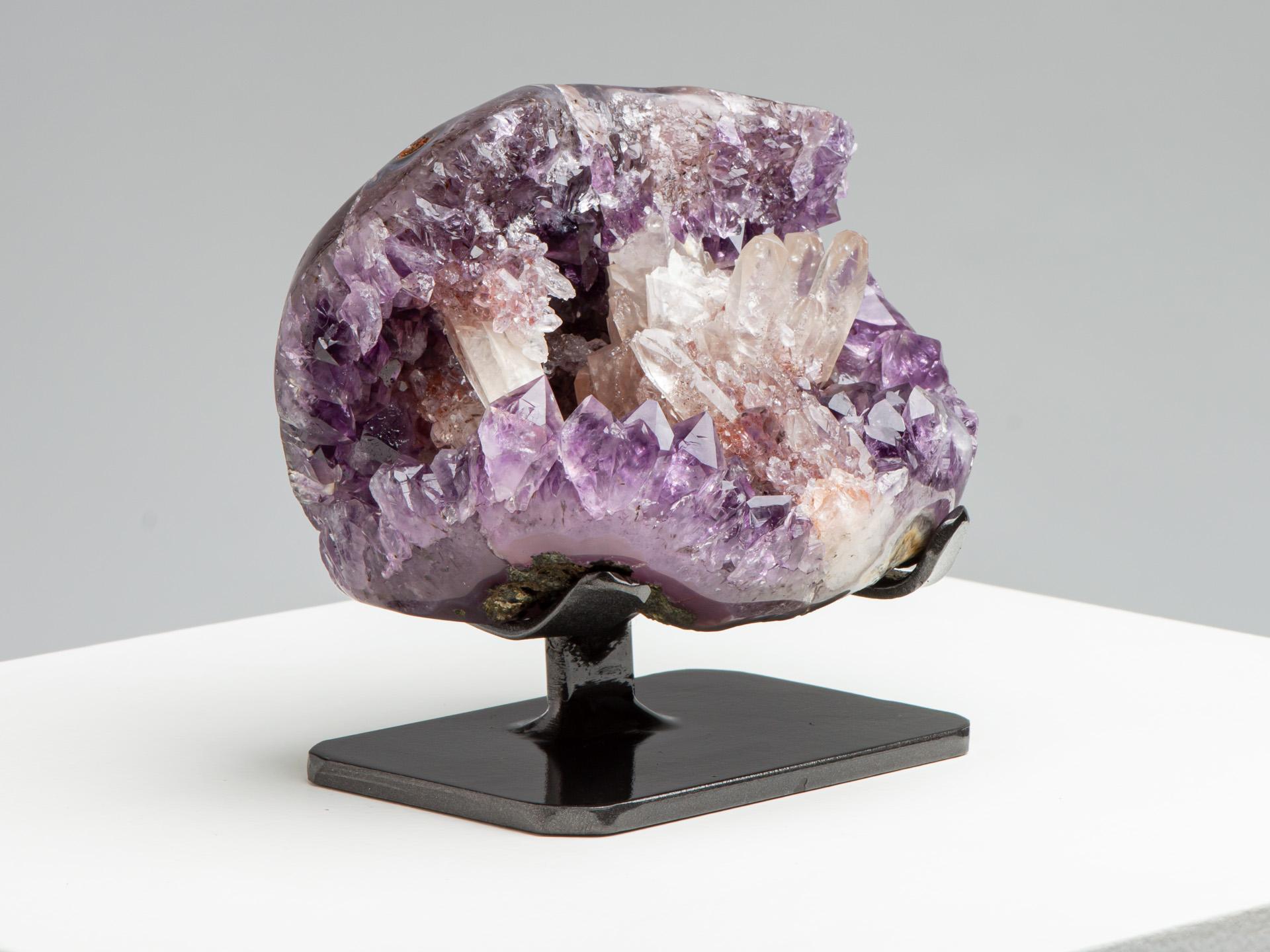 Uruguayano Piccolo geode di ametista lilla con calcite in vendita